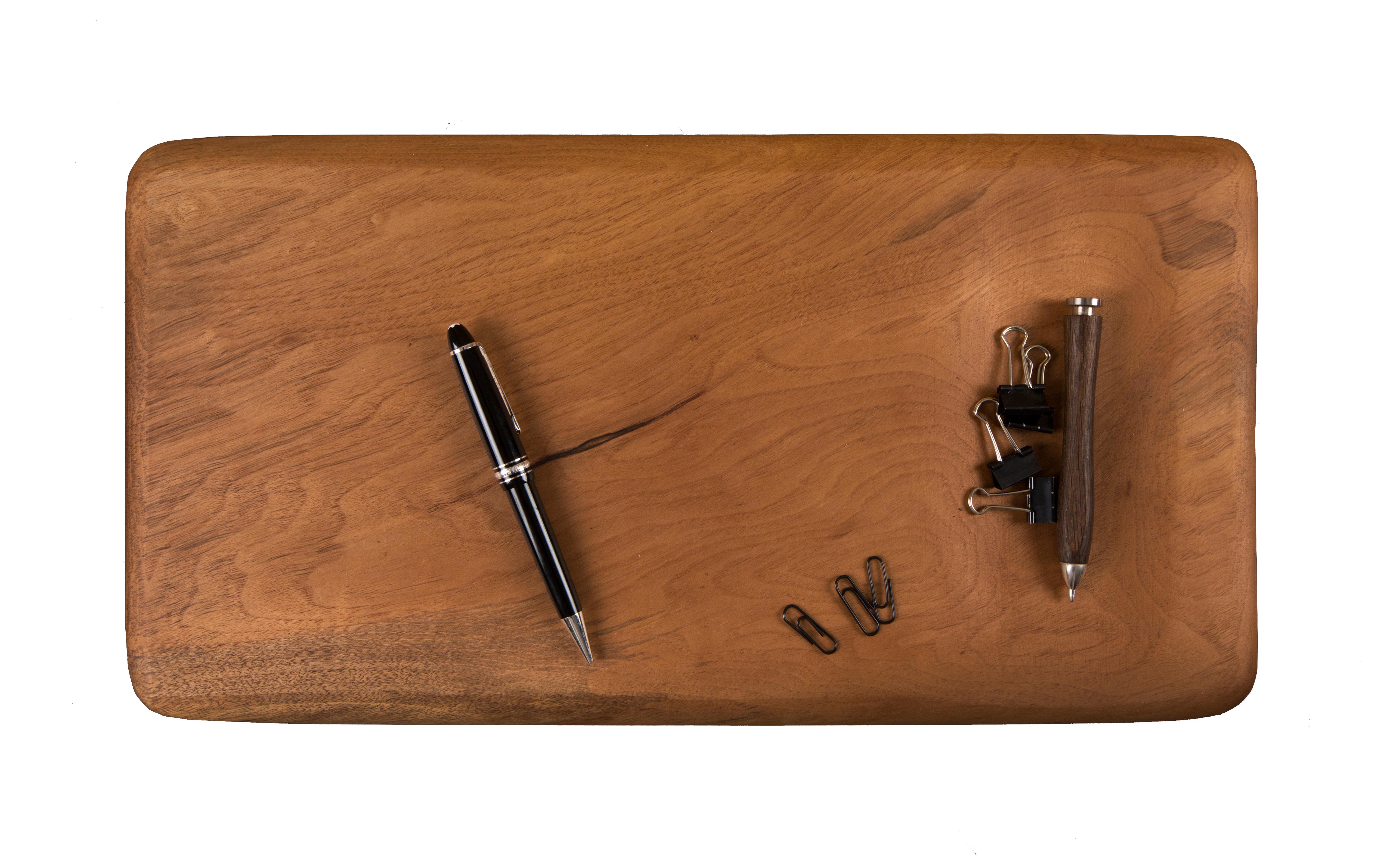 Accessoires de bureau Bymyside par Rectangle Studio
Dimensions : L 25 x D 2 x H 48 cm 
MATERIAL : Noyer massif et huile de bois naturelle

Bymyside Desk est un accessoire de design complémentaire façonné manuellement, qui fonctionne selon les