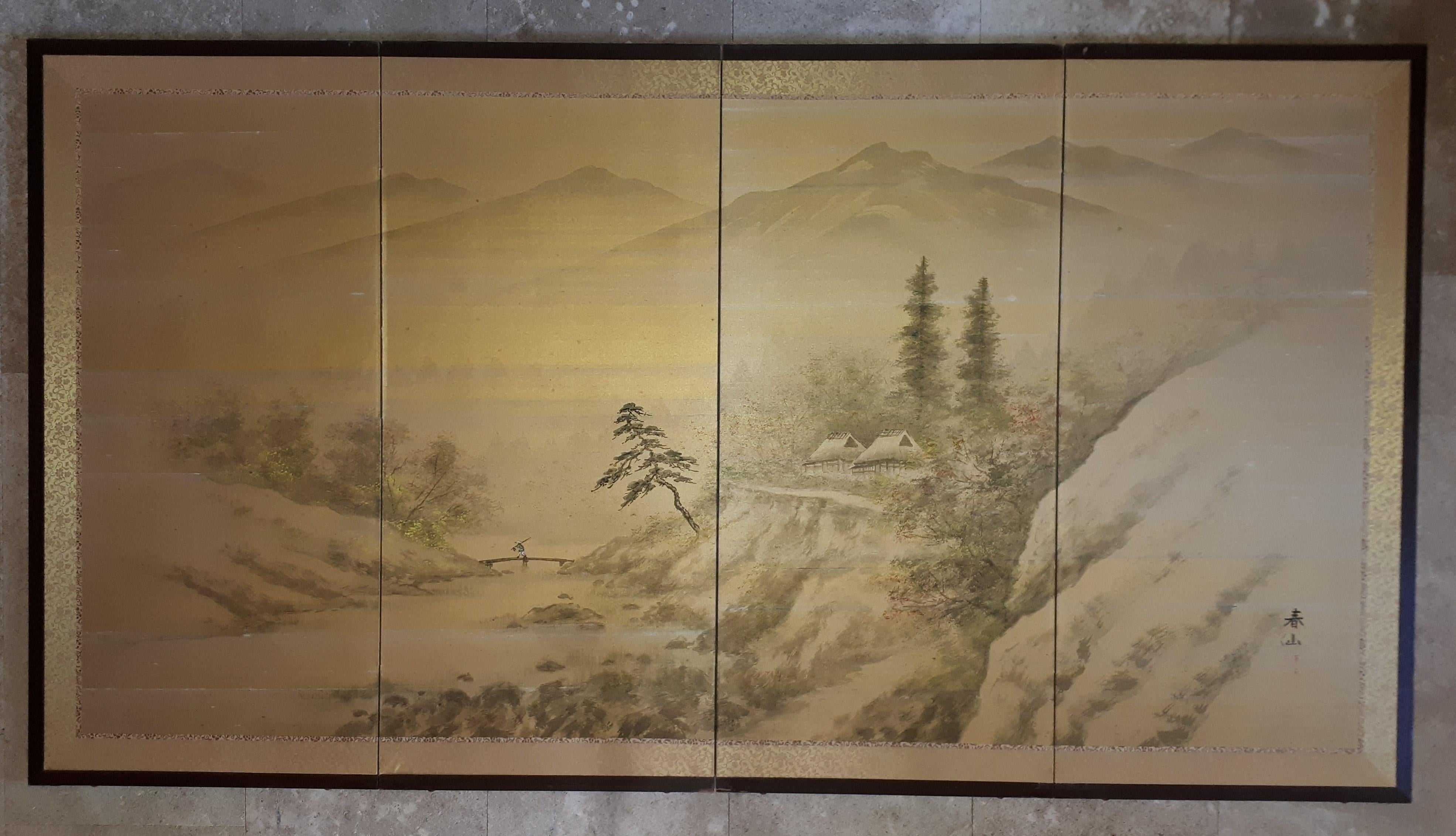 Byobu a quattro pannelli decorato con un paesaggio montano, dipinto a mano su seta dorata e circondato da un broccato dorato. Il retro è rifinito con una bella carta fantasia.
La scena è dipinta con inchiostro e pigmenti naturali. C'è un po' di