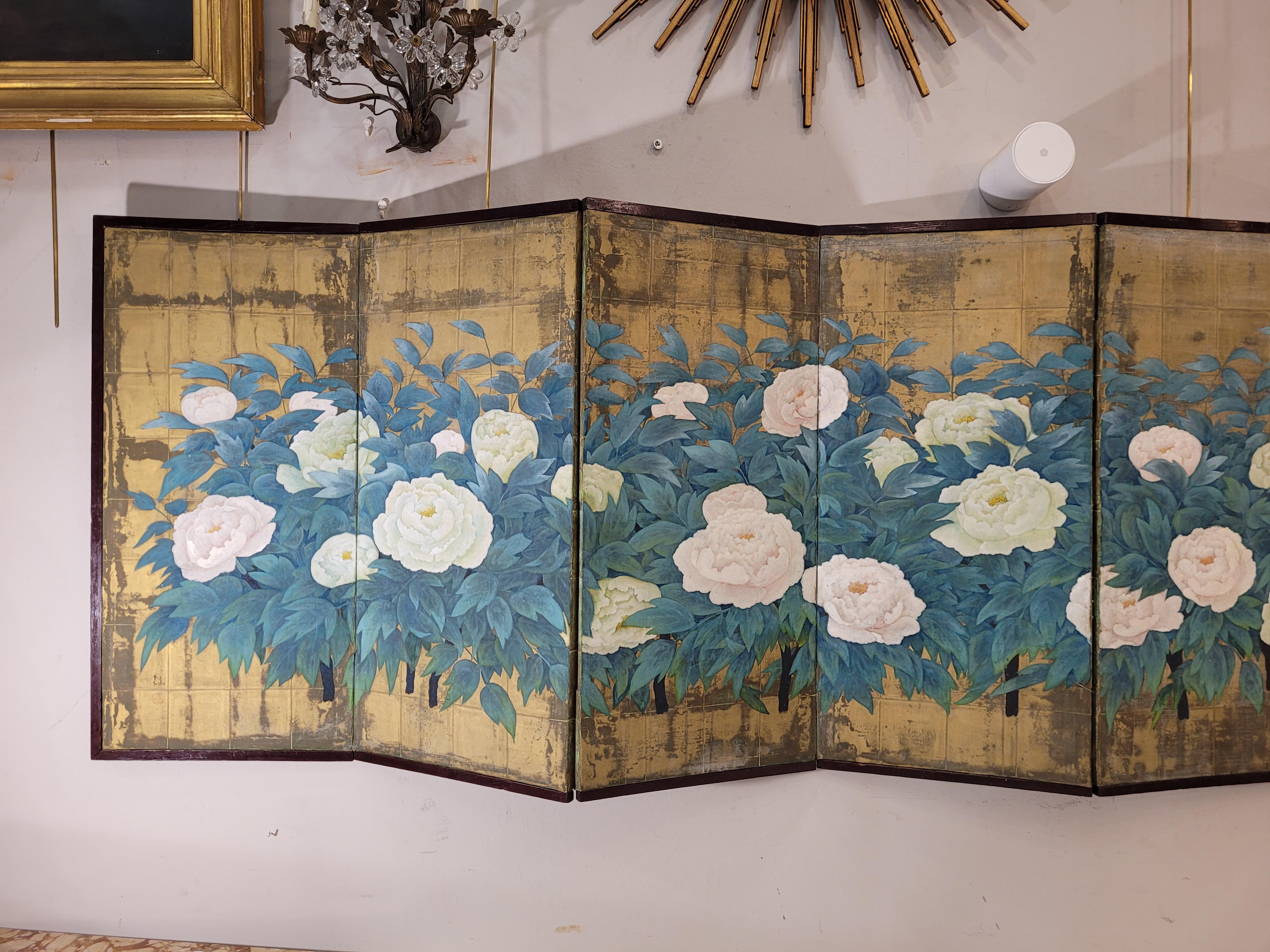 Byobu, Folding screen, Room divider 屏風 (Byôbu) - Lacquered wood, Paper, Gold leaf - Flowers, Peonies 牡丹 (botan) - Signed by ‘Ren Kaneda’ 金田錬 - Charming low 6-panel folding screen with a painting of a cluster of peonies. - Japan - ‘Shôwa 59’ 昭和五十九年,