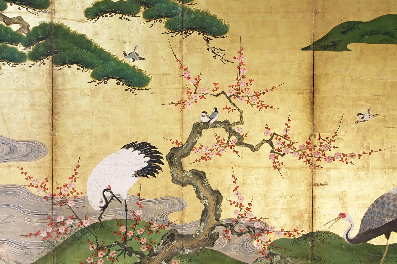 Paravento a sei pannelli della Japanese School di Kano: Paesaggio con belle ed eleganti gru vicino al fiume, con pini e sakura.
Dipinto a mano con pigmenti e inchiostri minerali su carta vegetale e foglia d'oro.
Buono stato di conservazione di