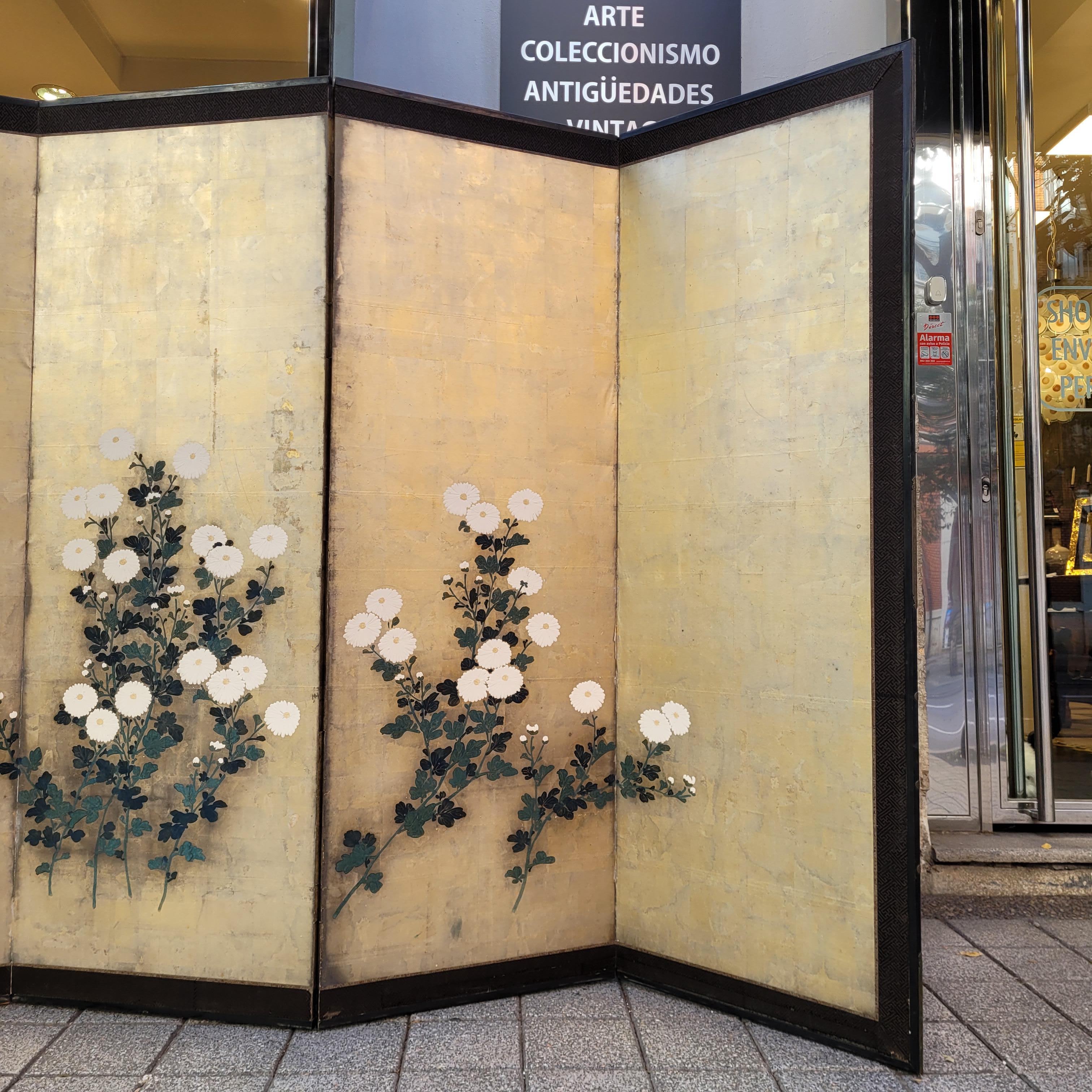 Hand-Crafted Byôbu Screen 屏風 Chrysanthemums, Rinpa School, Edo / Meiji period For Sale