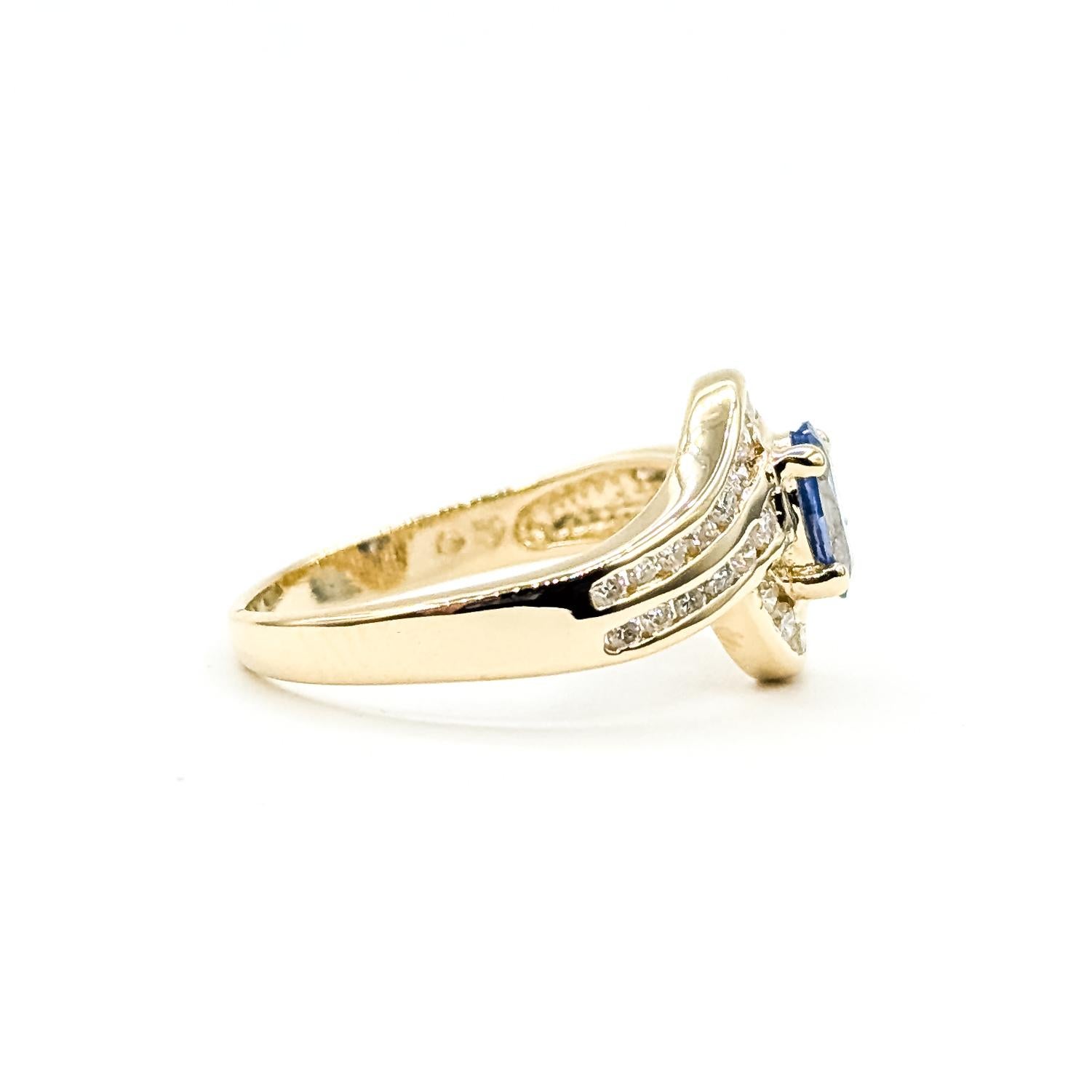 Bague en or jaune 14k avec diamant bypass et saphir bleu en vente 4