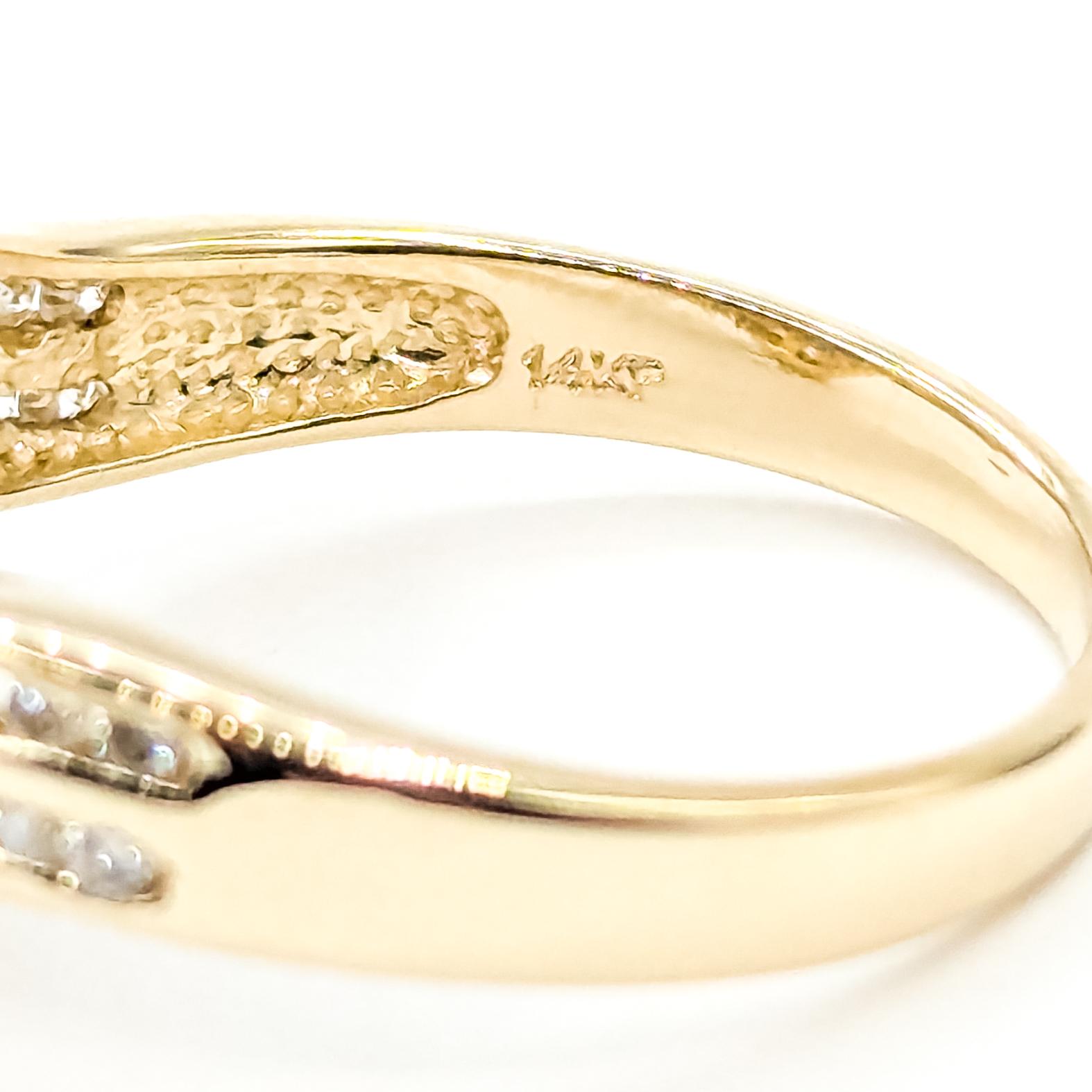 Bague en or jaune 14k avec diamant bypass et saphir bleu en vente 5