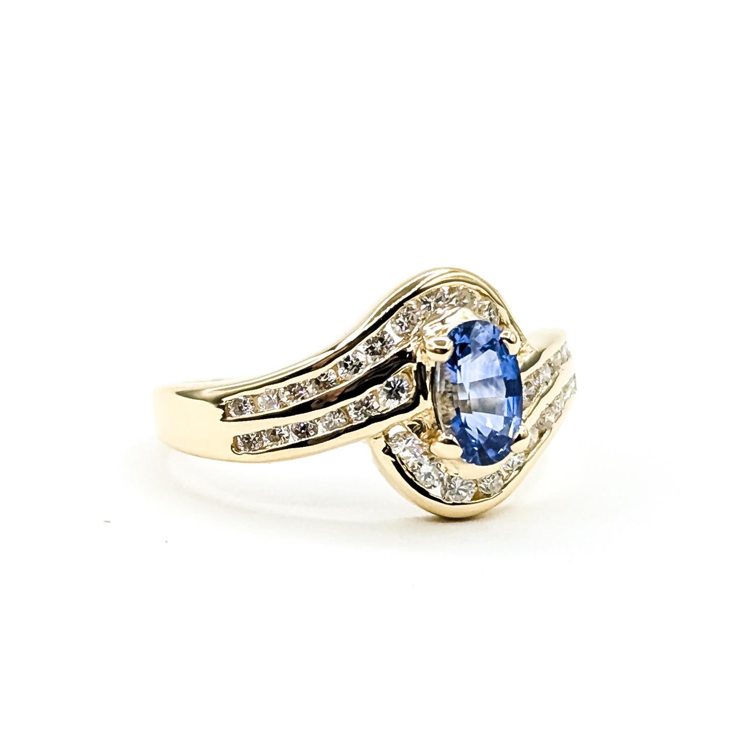 Bague en or jaune 14k avec diamant bypass et saphir bleu

Cette bague en or jaune 14k est ornée d'un saphir bleu serti dans un anneau. Le saphir pèse 0,54ct et présente une teinte bleue vive. La pierre centrale est rehaussée de 0,27ctw de diamants