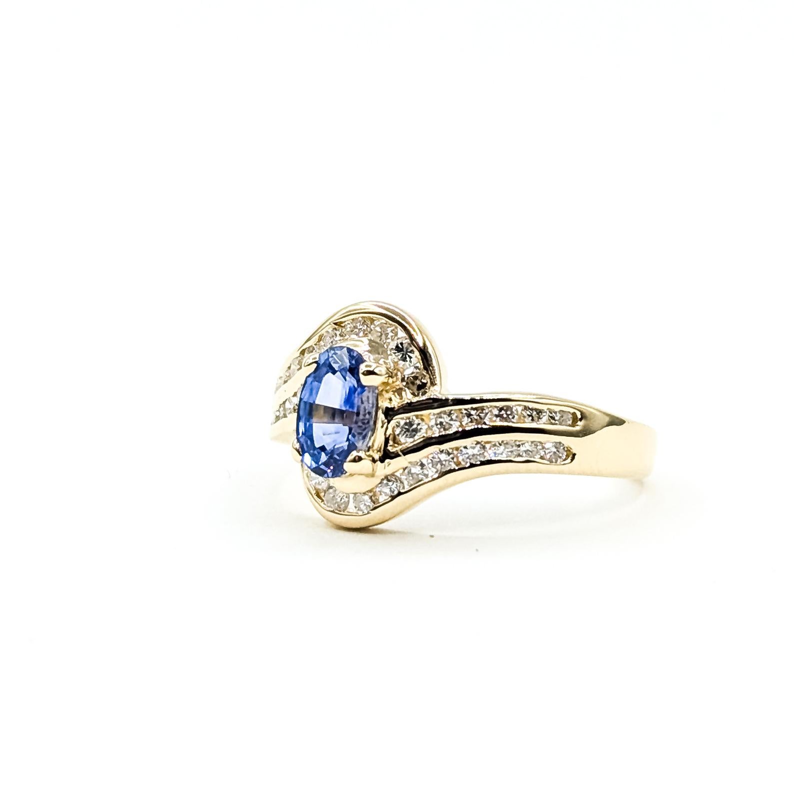 Contemporain Bague en or jaune 14k avec diamant bypass et saphir bleu en vente