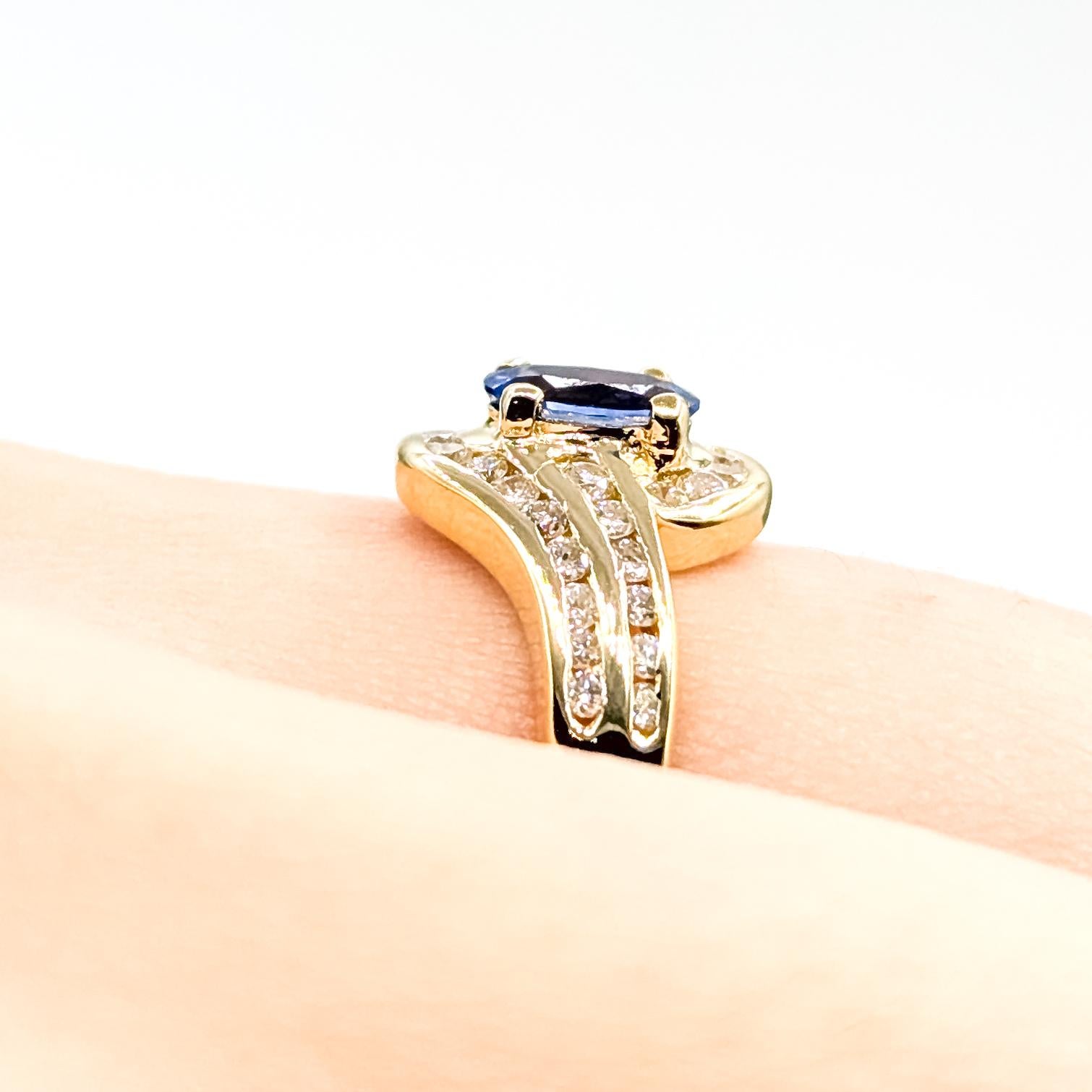 Taille ovale Bague en or jaune 14k avec diamant bypass et saphir bleu en vente