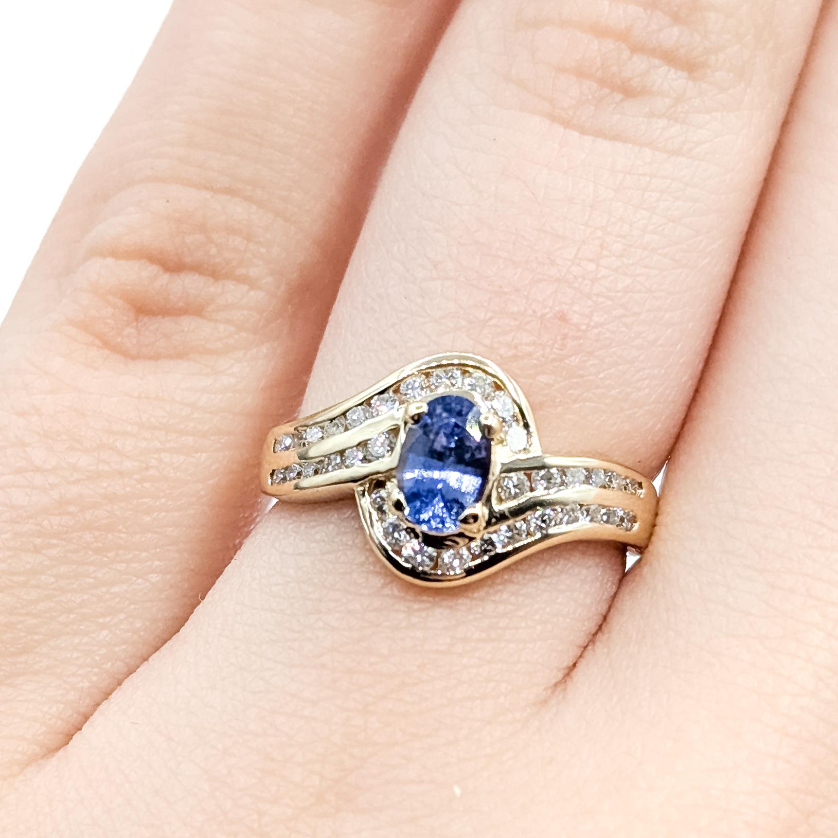 Bague en or jaune 14k avec diamant bypass et saphir bleu Pour femmes en vente