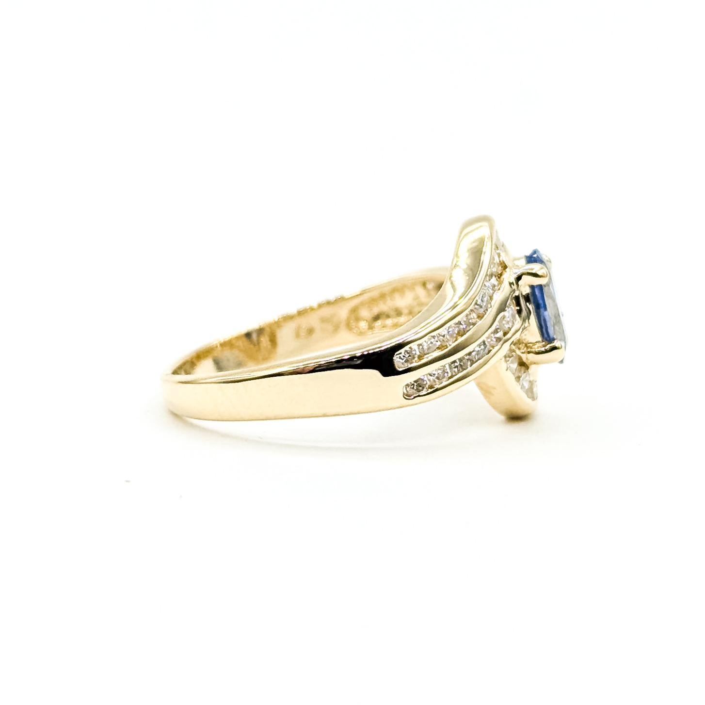 Bague en or jaune 14k avec diamant bypass et saphir bleu en vente 1
