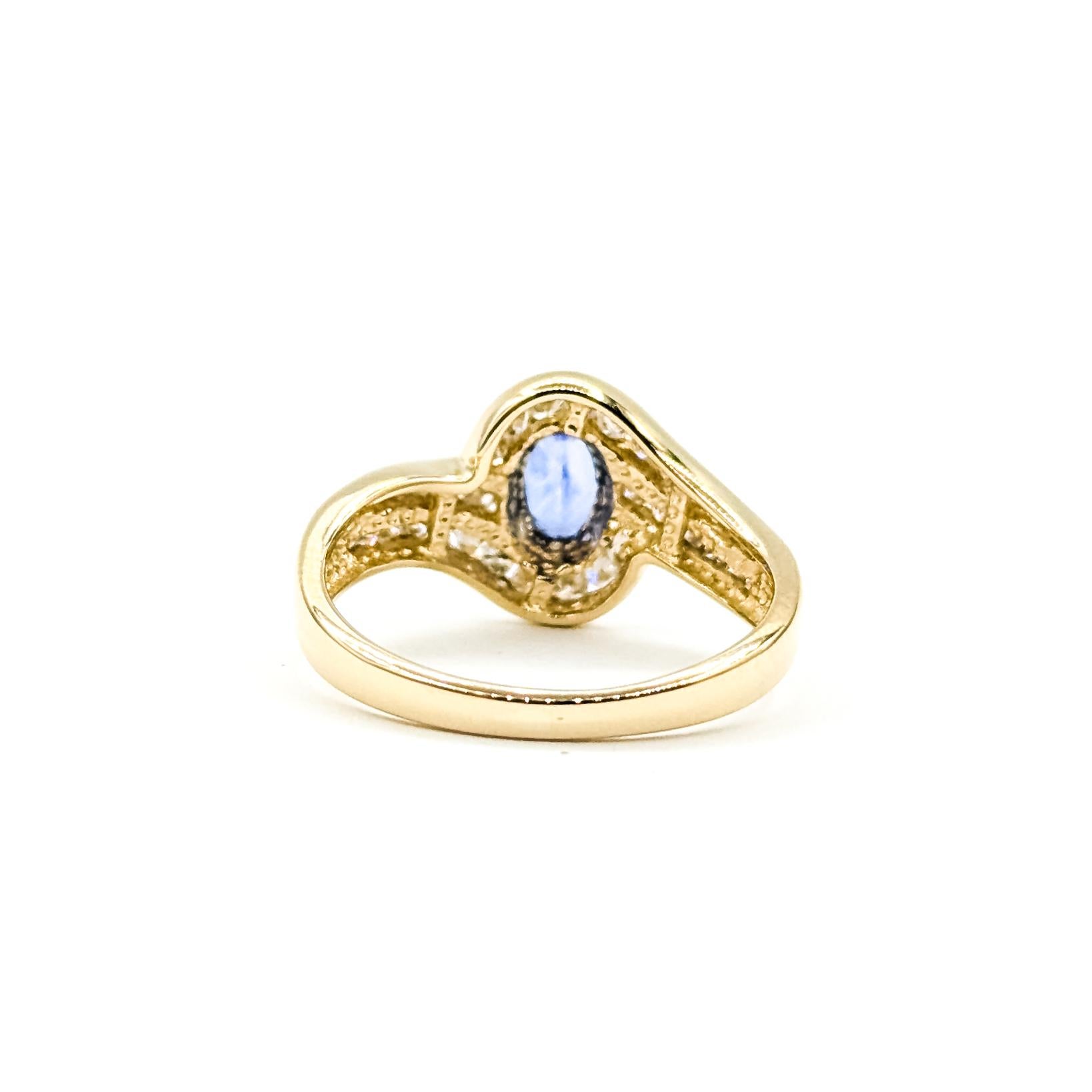 Bague en or jaune 14k avec diamant bypass et saphir bleu en vente 2