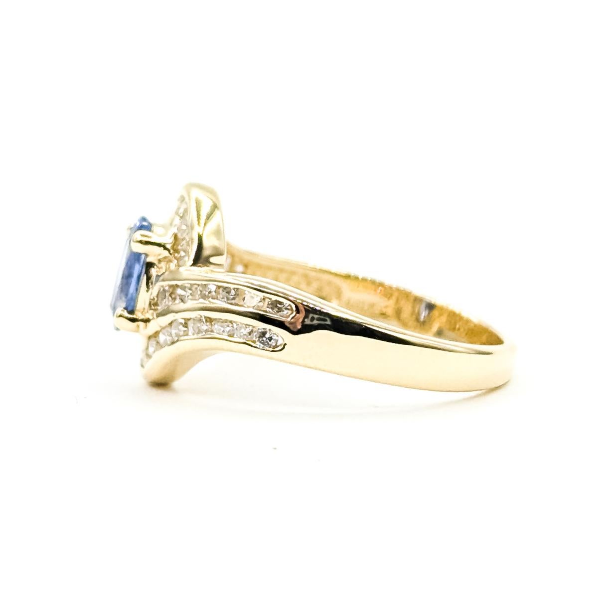 Bague en or jaune 14k avec diamant bypass et saphir bleu en vente 3