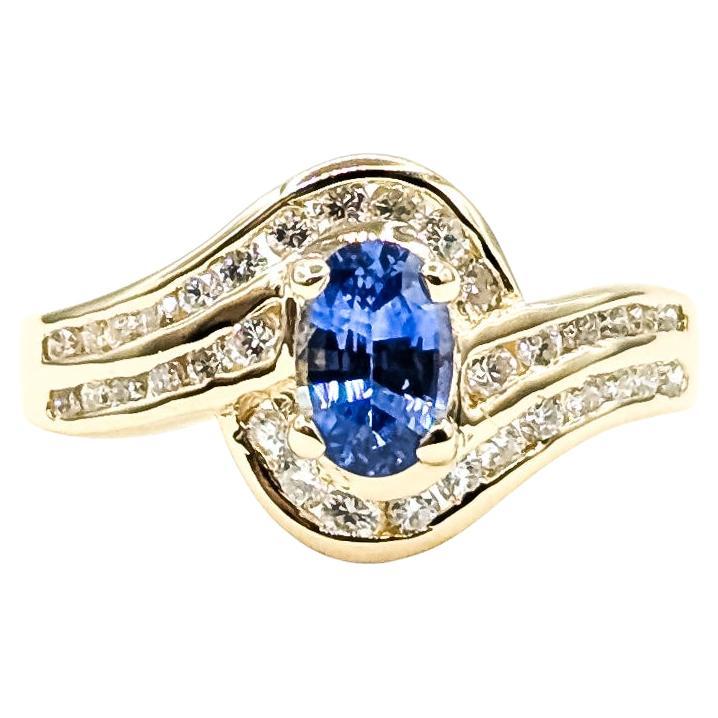 Bague en or jaune 14k avec diamant bypass et saphir bleu en vente