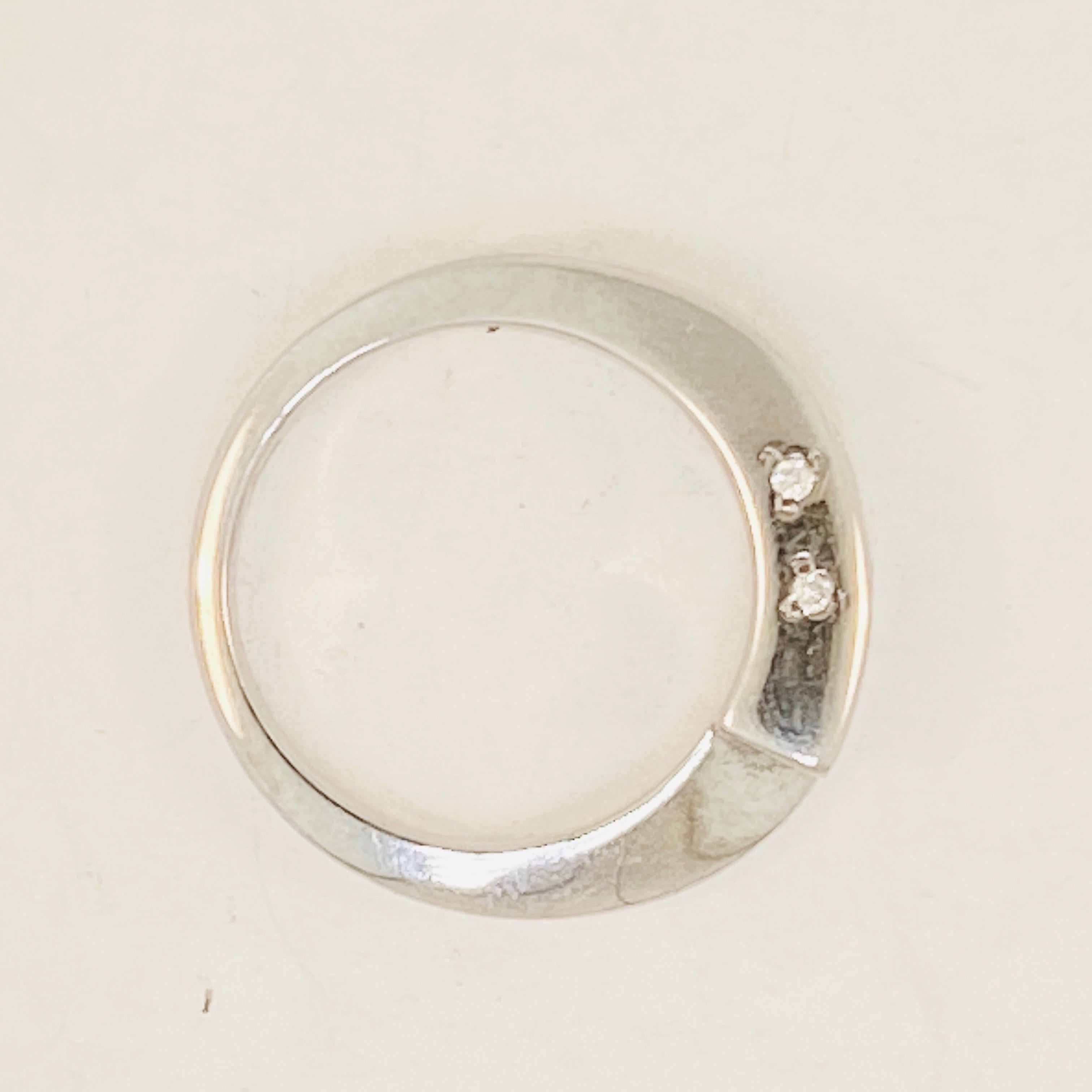 Questo anello è unico e realizzato da alcuni dei migliori designer d'Europa! Il peso totale è di 0,75 carati! È realizzato in oro bianco massiccio da 18 carati con splendidi diamanti! Questo design è originale e unico nel suo genere!!!

Oro bianco