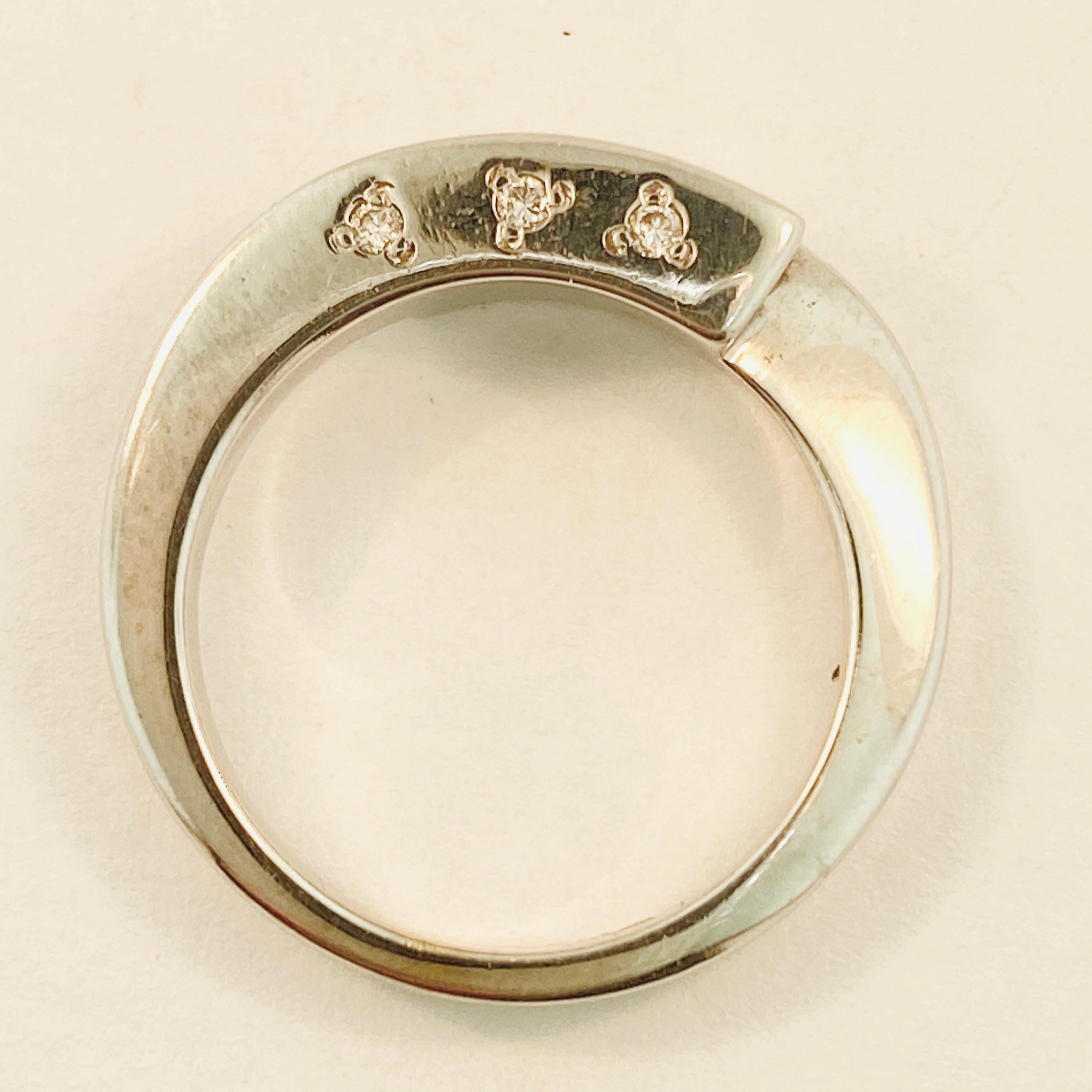 Moderno Anello con diamante French Bypass in oro bianco 18 carati con tre pietre in cima in vendita