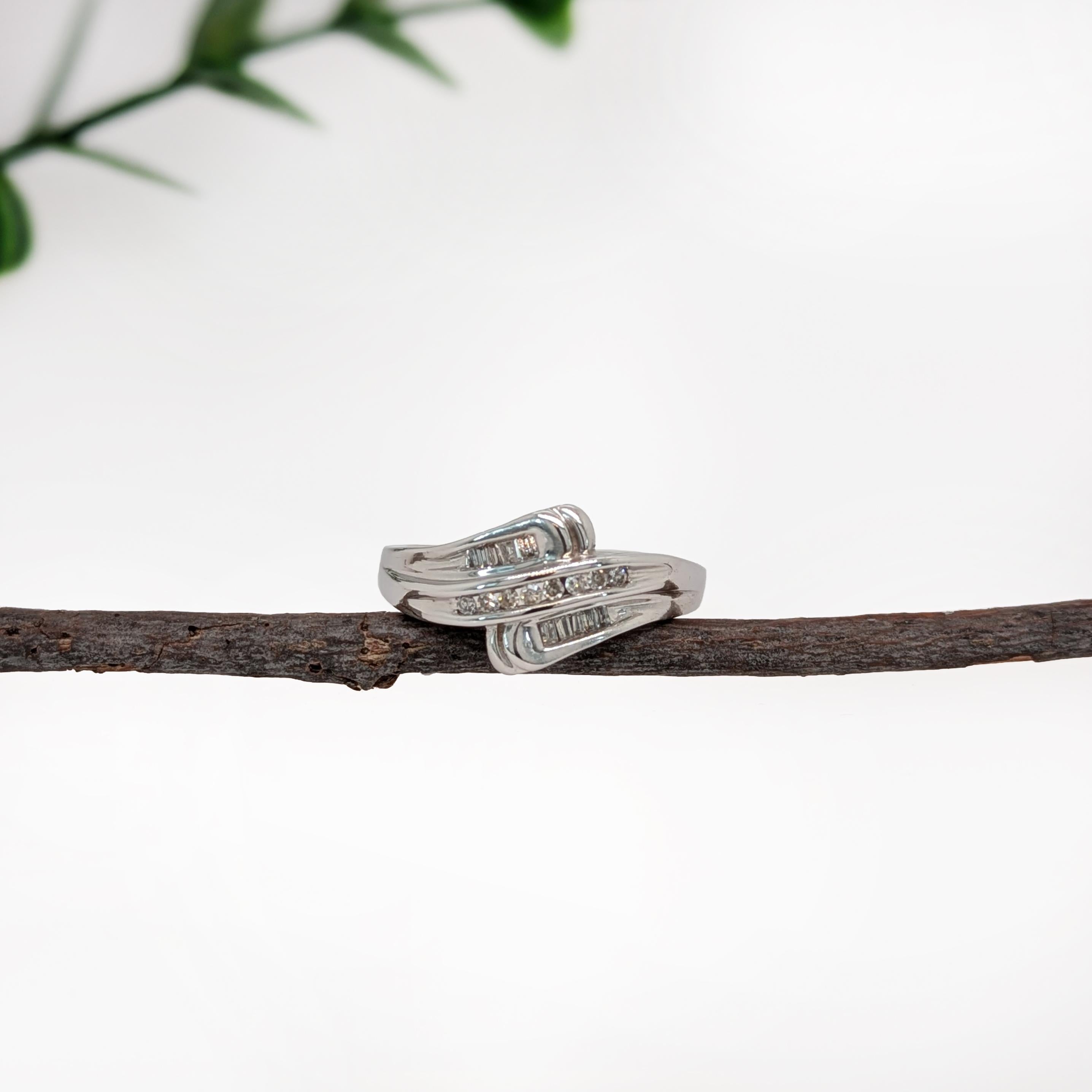 Estate Bypass Diamond Ring in Solid 10K White Gold  Round & Baguette Accents Contemporáneo en venta