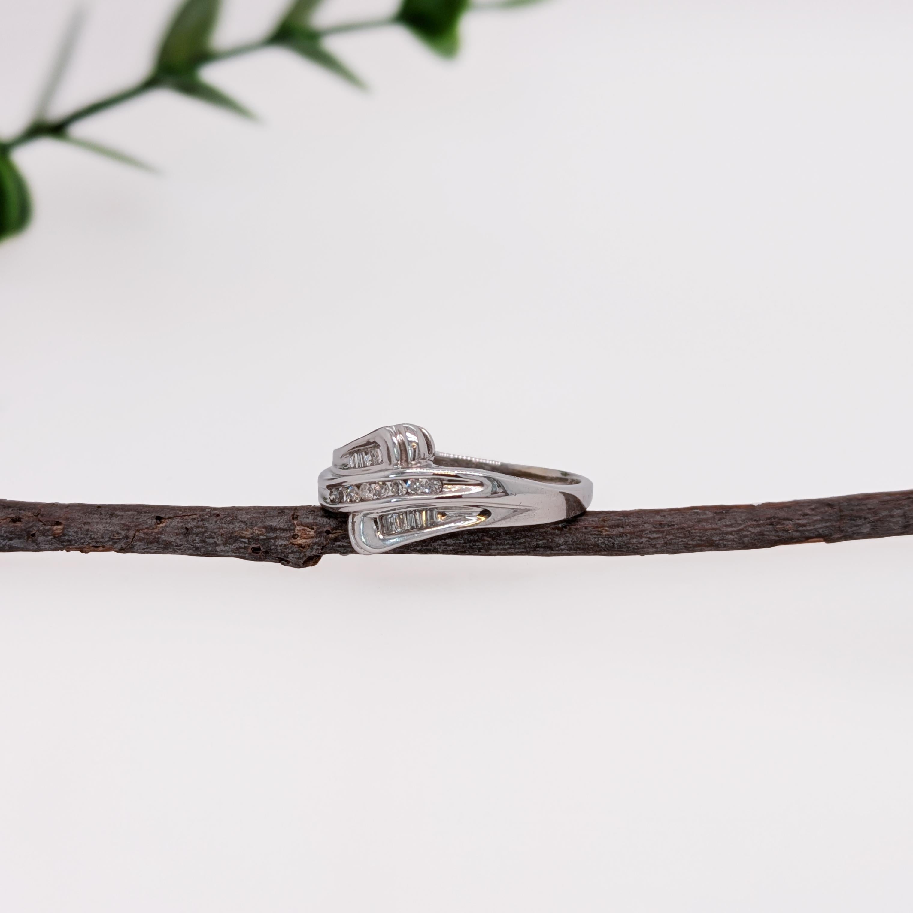 Estate Bypass Diamond Ring in Solid 10K White Gold  Round & Baguette Accents Corte mixto en venta
