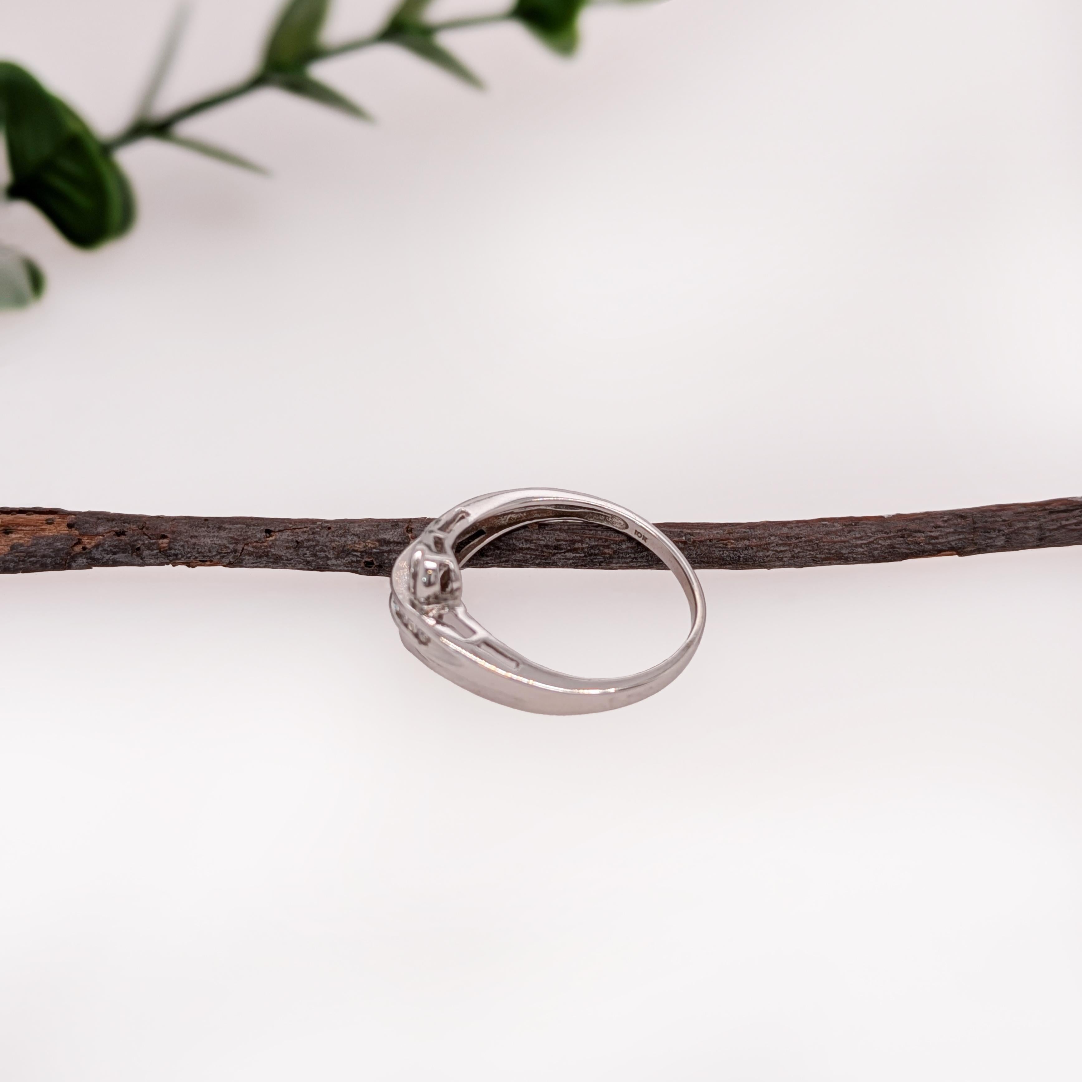 Estate Bypass Diamond Ring in Solid 10K White Gold  Round & Baguette Accents en Excelente estado para la venta en Columbus, OH