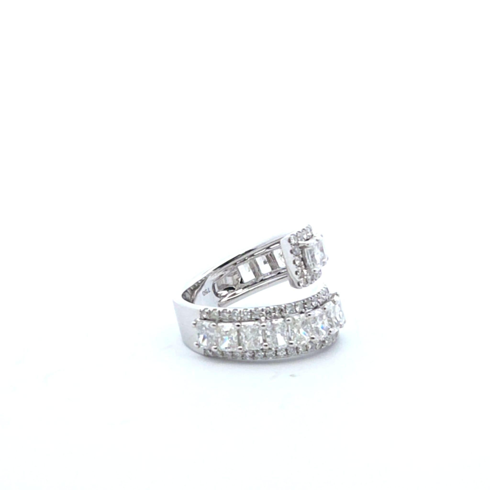 Eleva tu estilo con este moderno anillo de diamantes en bypass, diseñado para marcar la diferencia. Con dos elegantes filas de diamantes de talla radiante acentuados con un halo brillante, este diseño envolvente único desprende elegancia y brillo