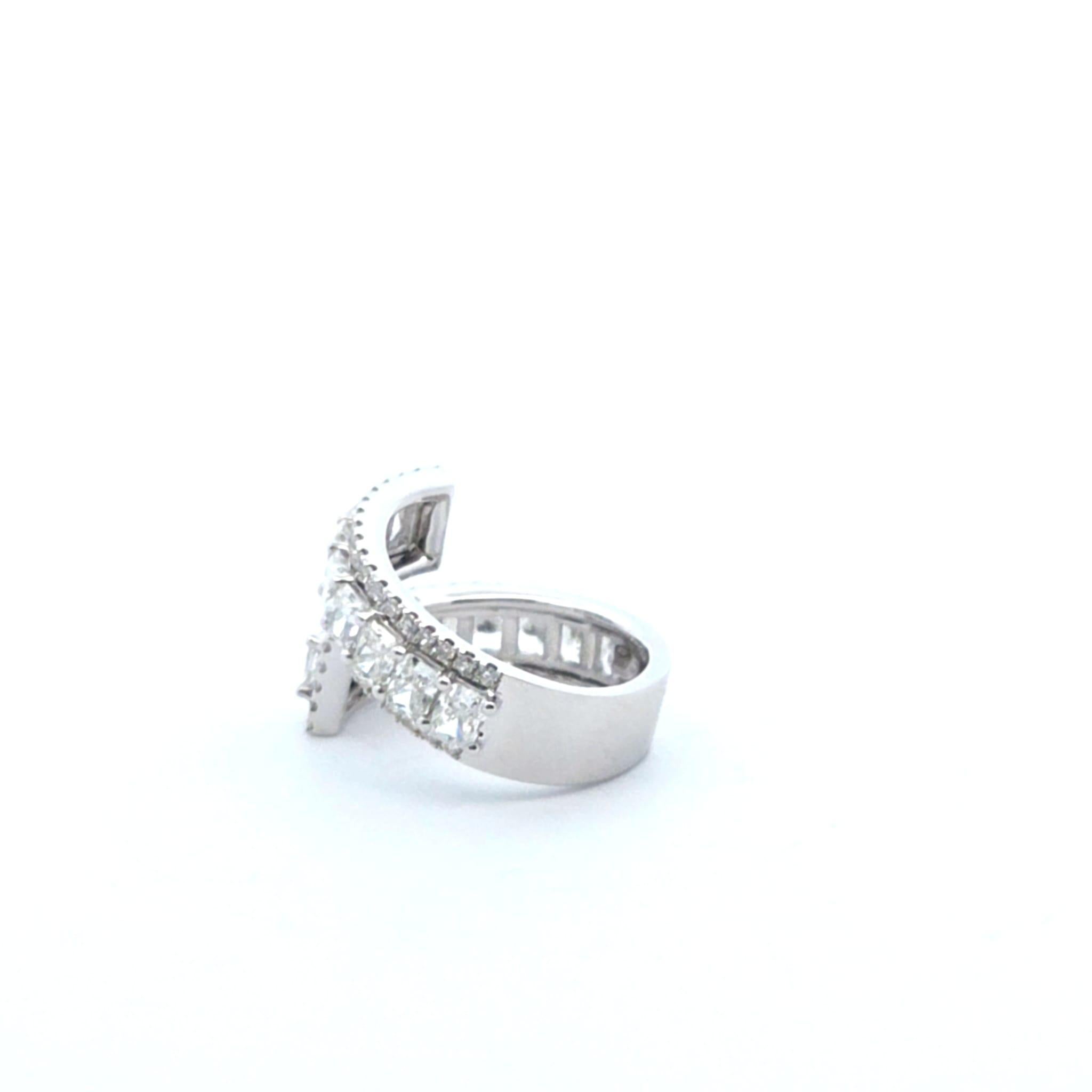 Anillo Bypass Fashion Diamante Radiante 3,81ct 18kwg Corte radiante en venta