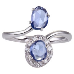 Anello Bypass in oro bianco 18Kt con due zaffiri Very Peri e diamanti a raggiera