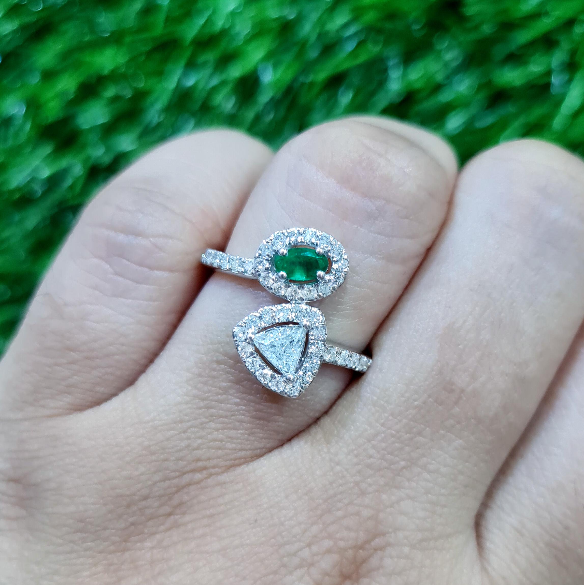Contemporary Bypass Ring Oval Emerald and Trillion Diamond 1.03 Carats Total 18K White Gold For Sale