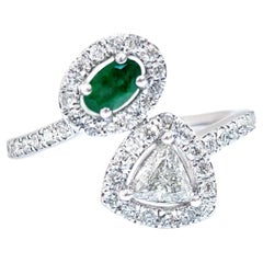 Bypass-Ring, ovaler Smaragd und Trillioner Diamant 1,03 Karat insgesamt 18K Weißgold