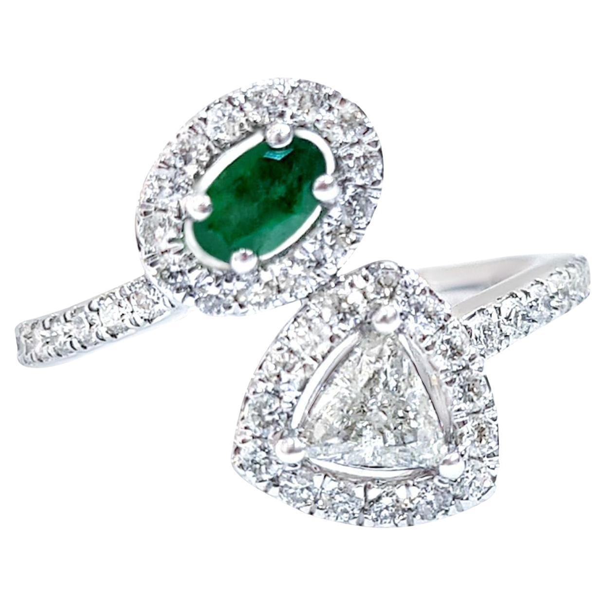 Bypass-Ring, ovaler Smaragd und Trillioner Diamant 1,03 Karat insgesamt 18K Weißgold im Angebot