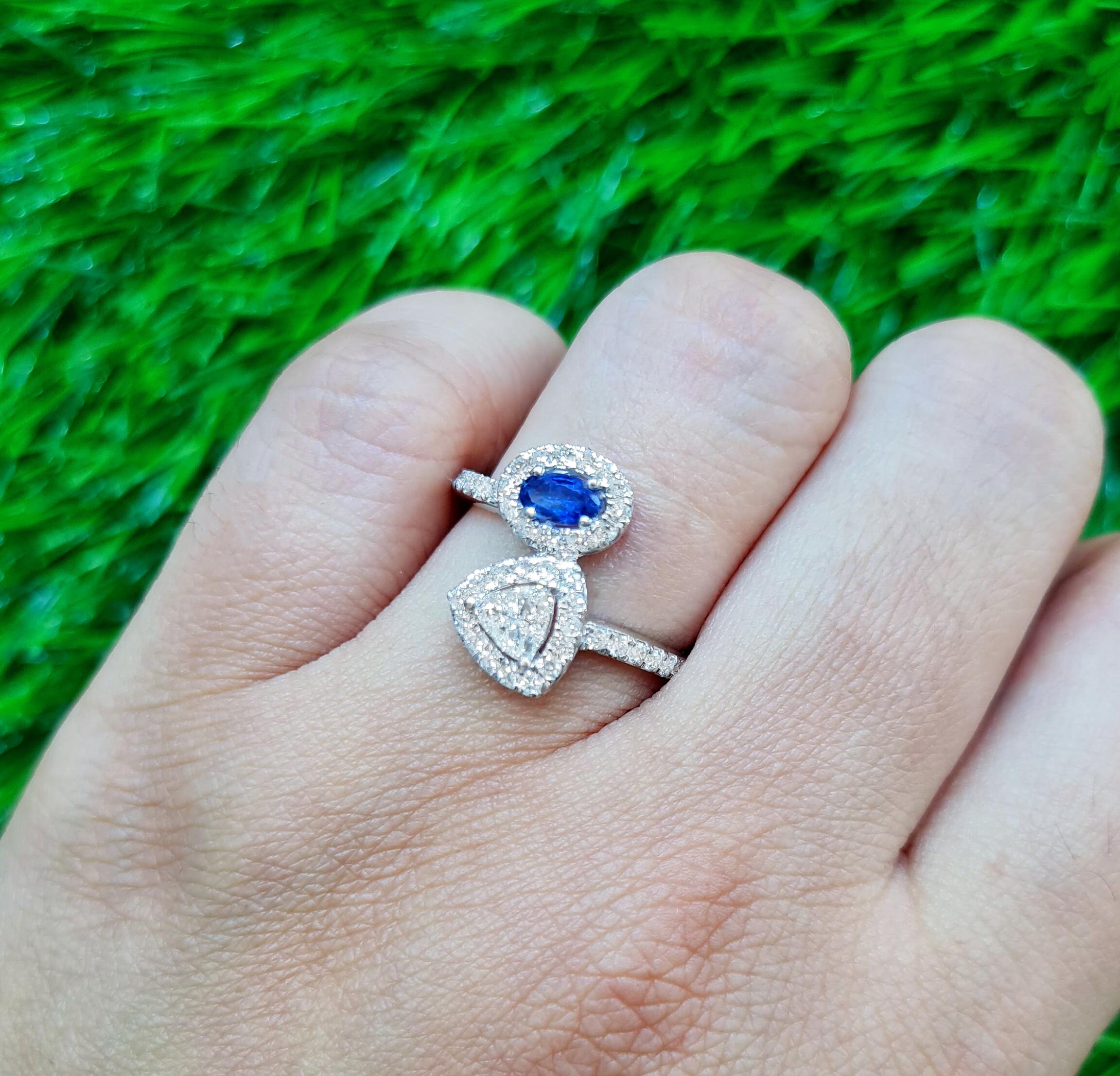Contemporary Bypass Ring Oval Sapphire and Trillion Diamond 1.06 Carats Total 18K White Gold For Sale