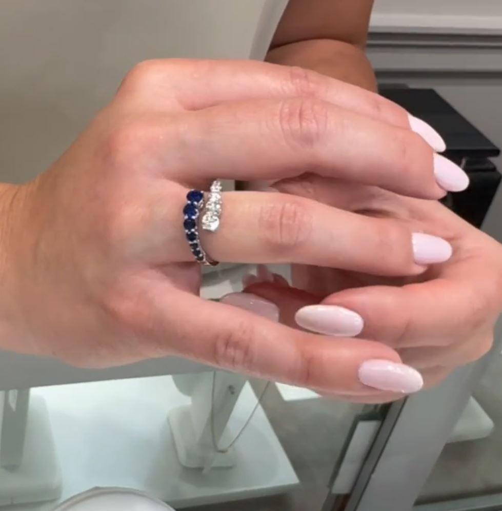 Taglio rotondo Anello Bypass con diamanti tondi e zaffiri in oro bianco 14K in vendita