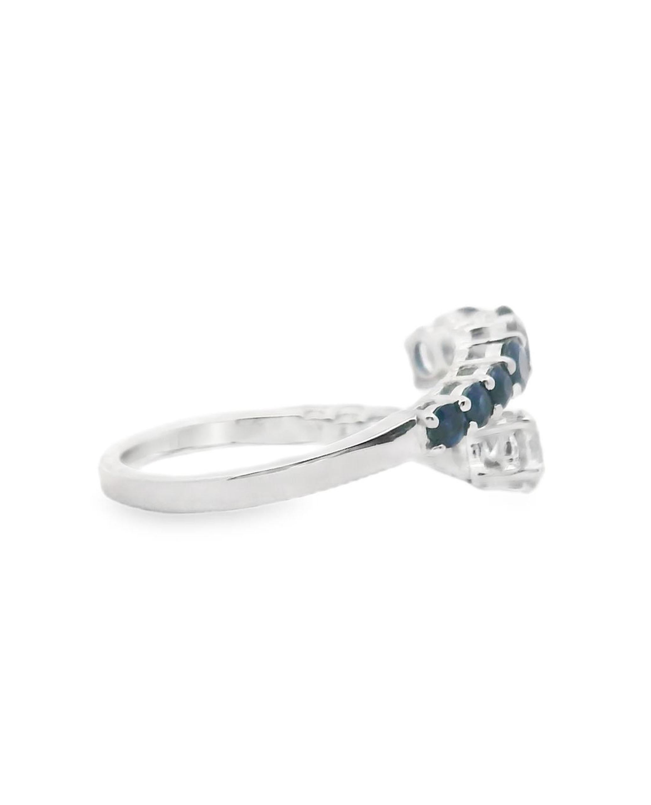 Taille ronde Bague Bypass avec diamants ronds effilés et saphirs en or blanc 14K en vente