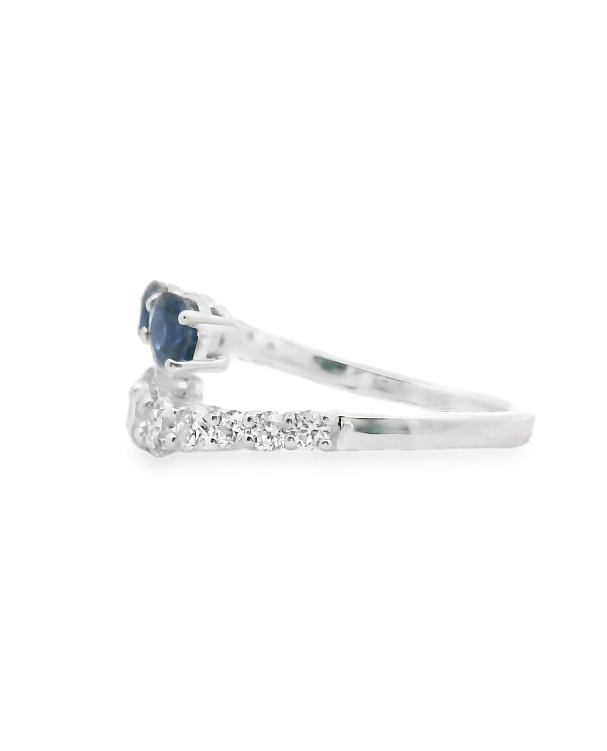 Bague Bypass avec diamants ronds effilés et saphirs en or blanc 14K Neuf - En vente à Old Tappan, NJ