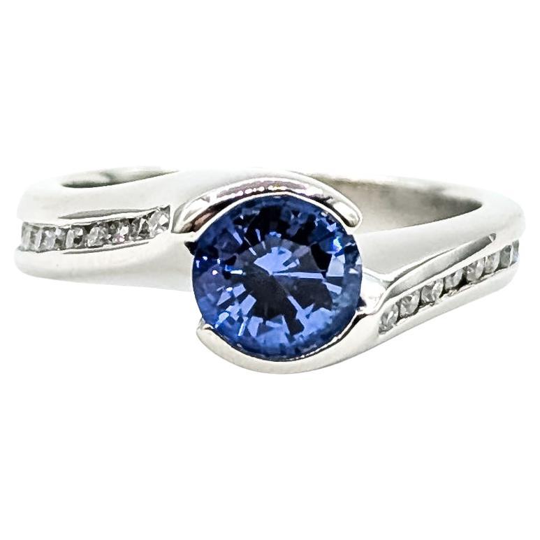 Bague bypass saphir et diamant en platine en vente