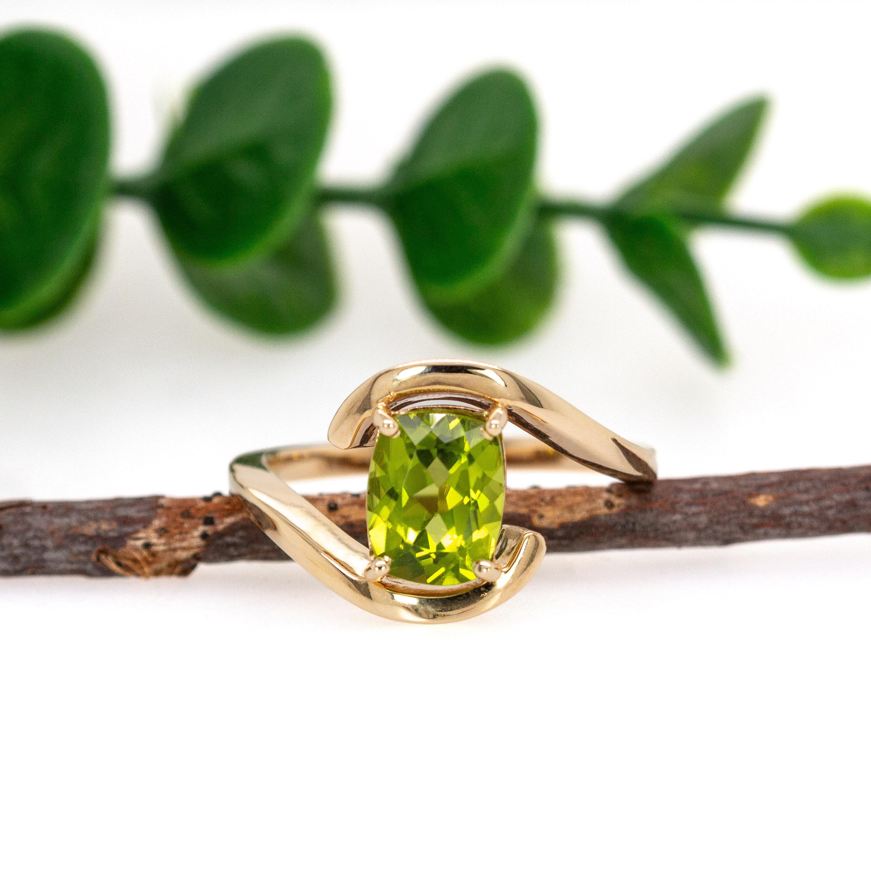 Bypass-Schaft 2,1cts Peridot Solitär Ring in massivem 14K Gelbgold  CU 9x7mm (Zeitgenössisch) im Angebot
