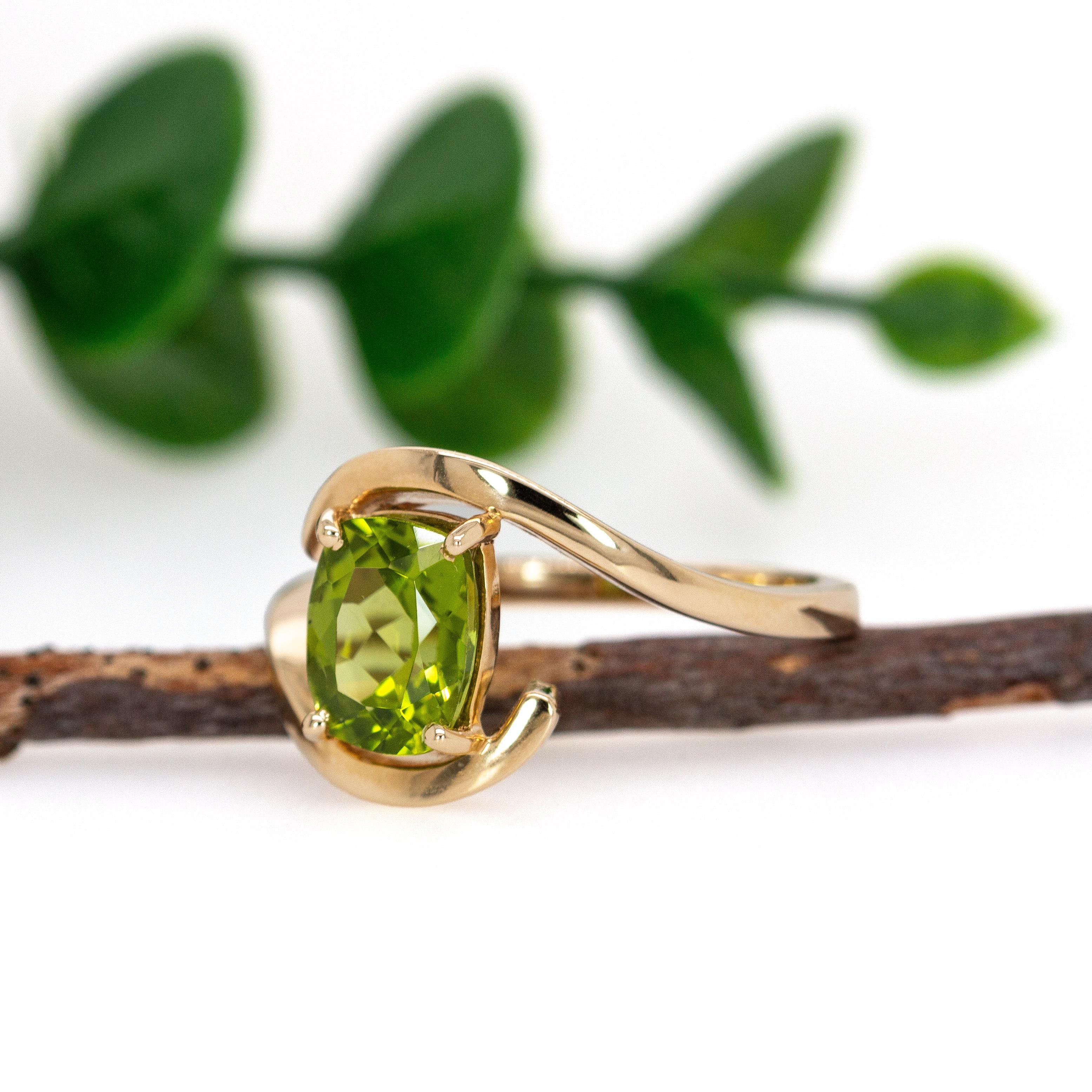Bypass-Schaft 2,1cts Peridot Solitär Ring in massivem 14K Gelbgold  CU 9x7mm (Kissenschliff) im Angebot