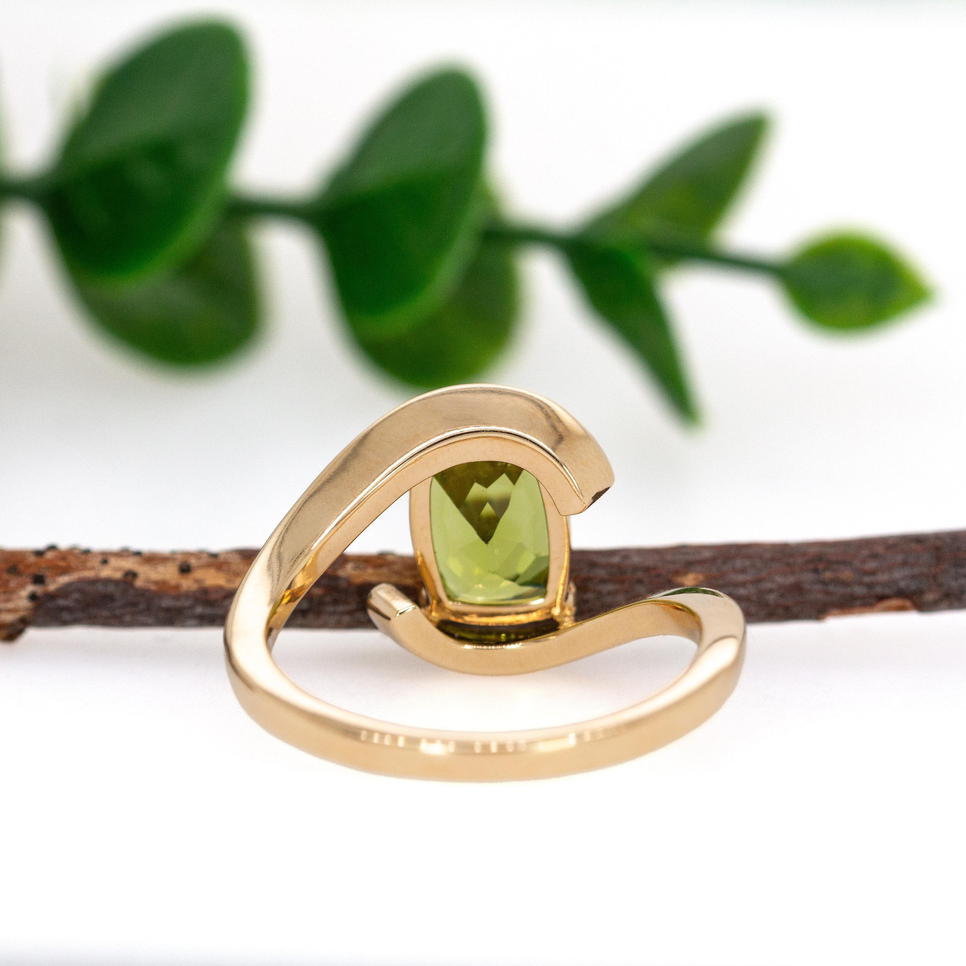 Bypass-Schaft 2,1cts Peridot Solitär Ring in massivem 14K Gelbgold  CU 9x7mm Damen im Angebot