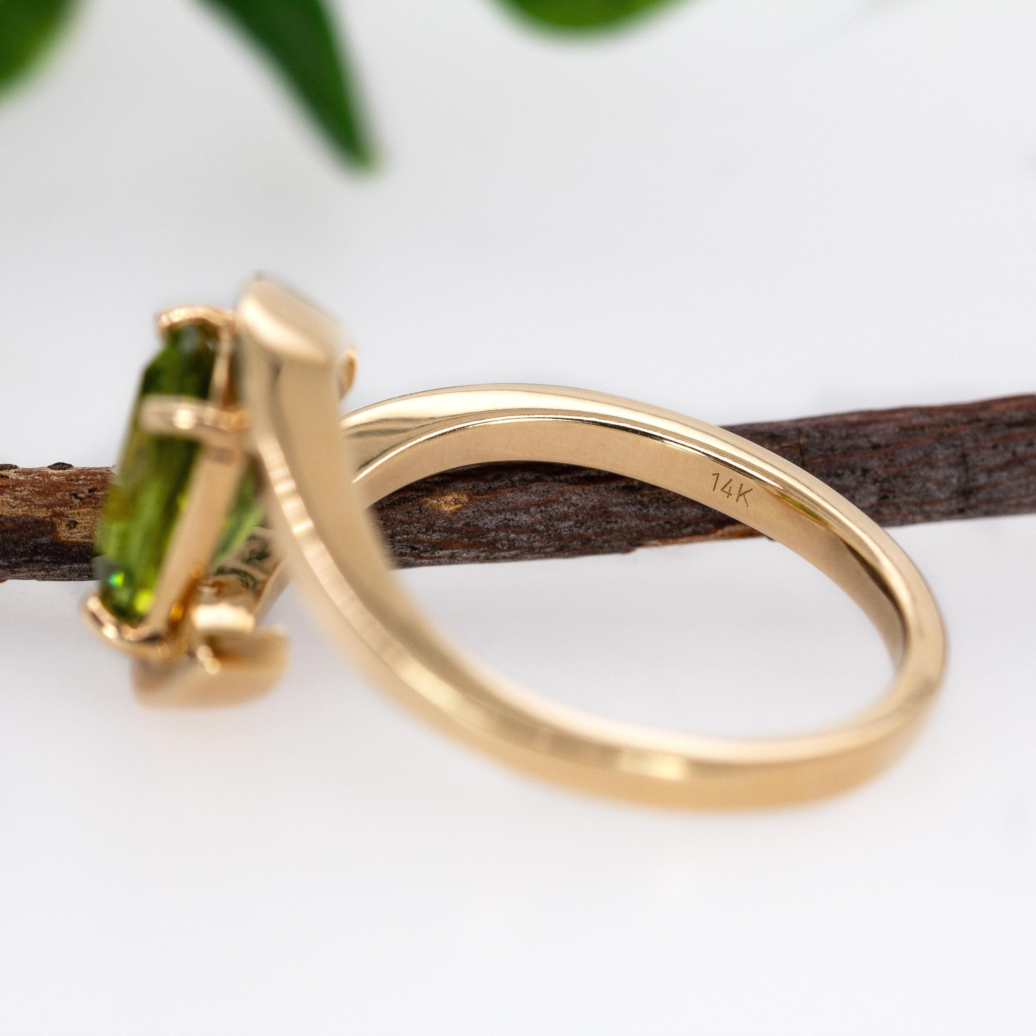 Bypass-Schaft 2,1cts Peridot Solitär Ring in massivem 14K Gelbgold  CU 9x7mm im Angebot 1