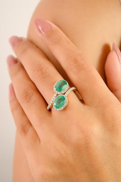 Anillo de cóctel con esmeralda y diamantes estilo bypass en oro amarillo de 14k Joyería fina