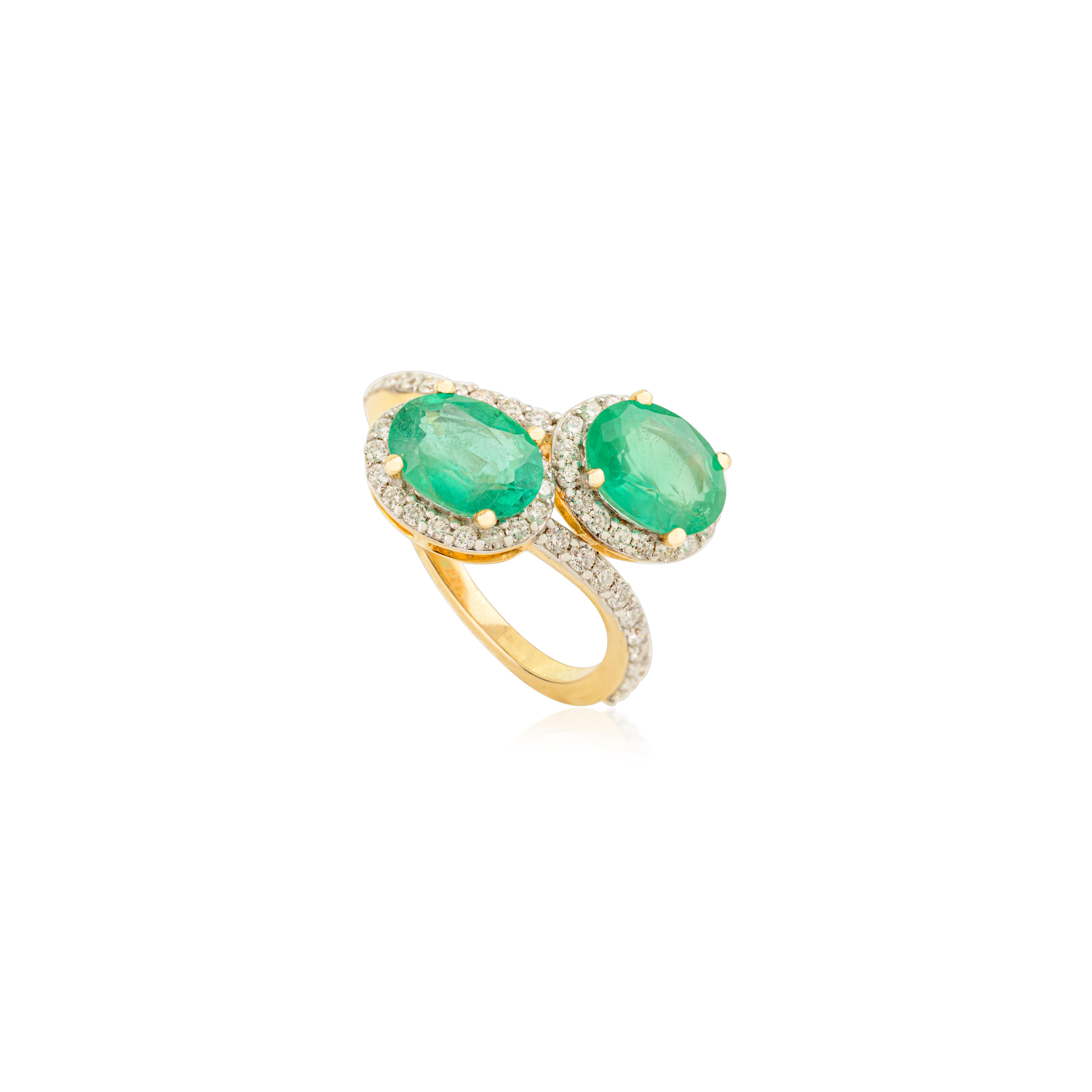 En venta: Anillo de cóctel con esmeralda y diamantes estilo bypass en oro amarillo de 14k Joyería fina  3
