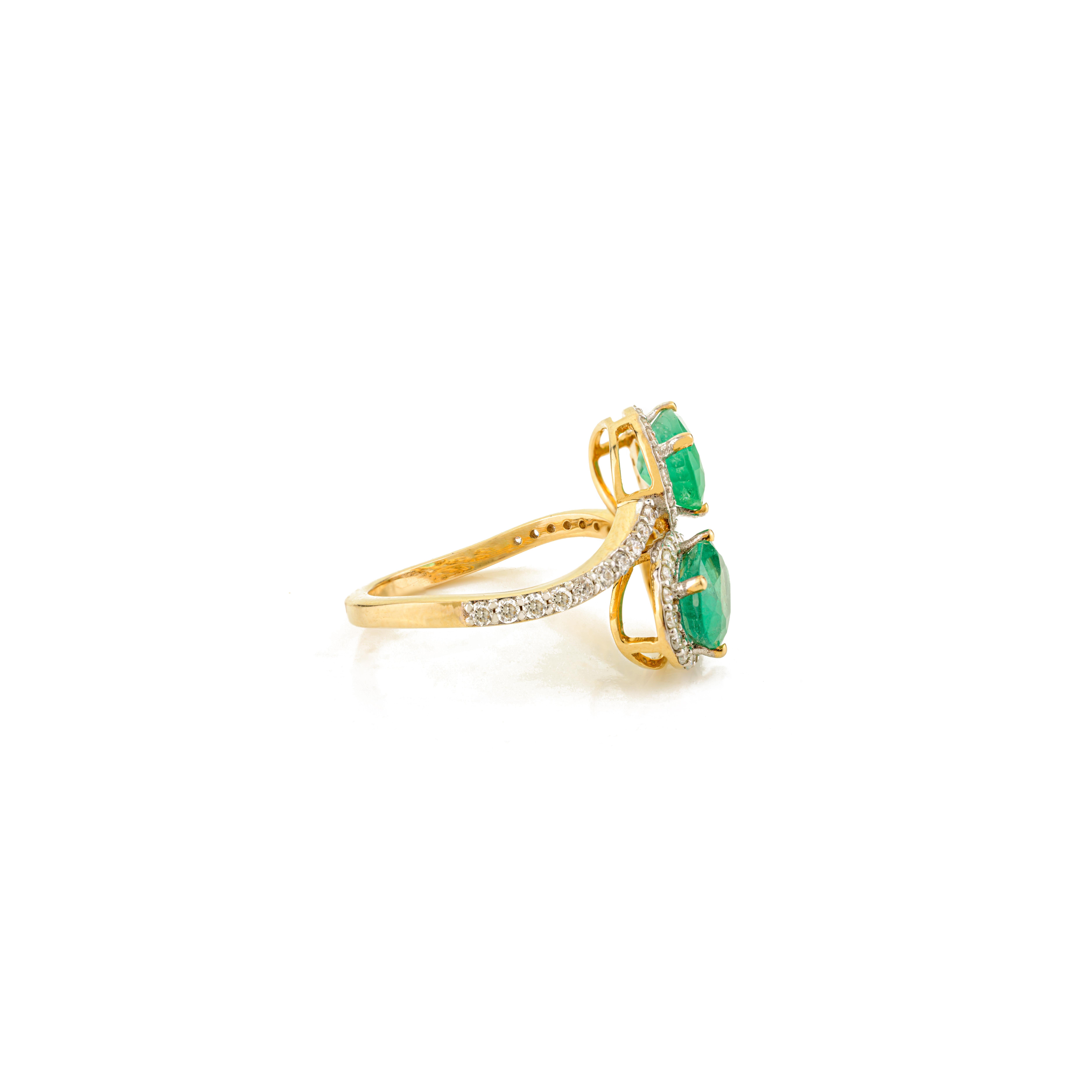 En venta: Anillo de cóctel con esmeralda y diamantes estilo bypass en oro amarillo de 14k Joyería fina  7