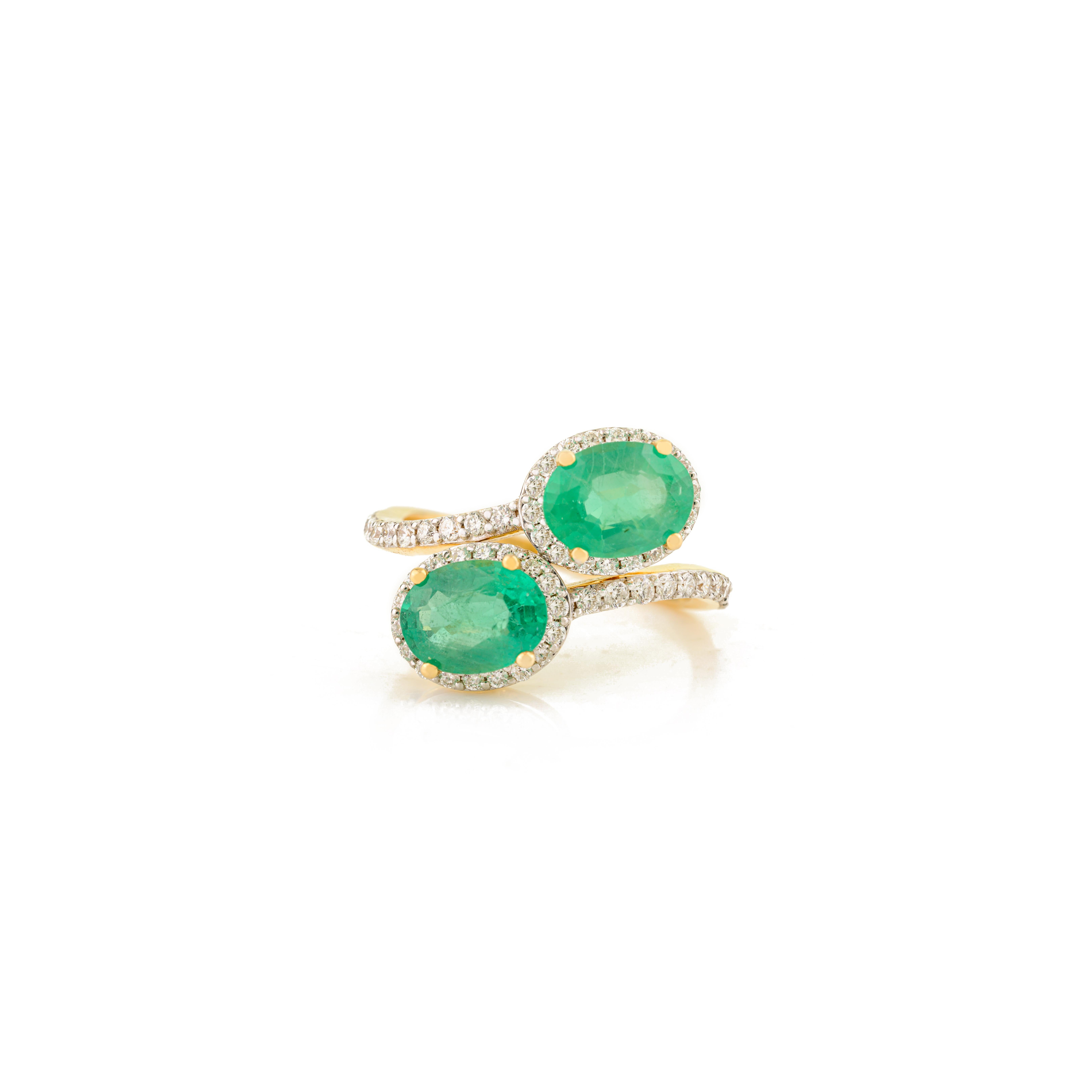 En venta: Anillo de cóctel con esmeralda y diamantes estilo bypass en oro amarillo de 14k Joyería fina  9