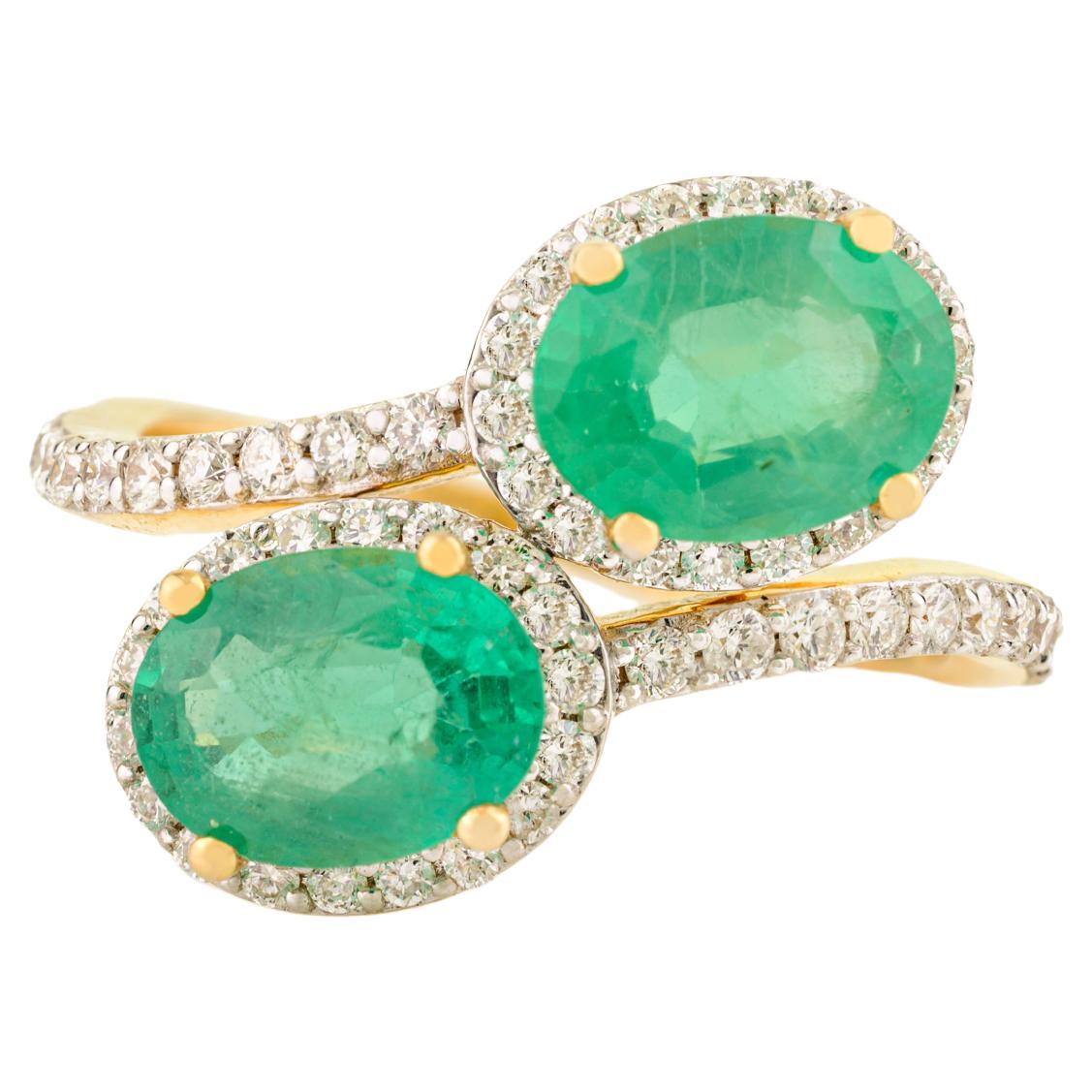 En venta: Anillo de cóctel con esmeralda y diamantes estilo bypass en oro amarillo de 14k Joyería fina