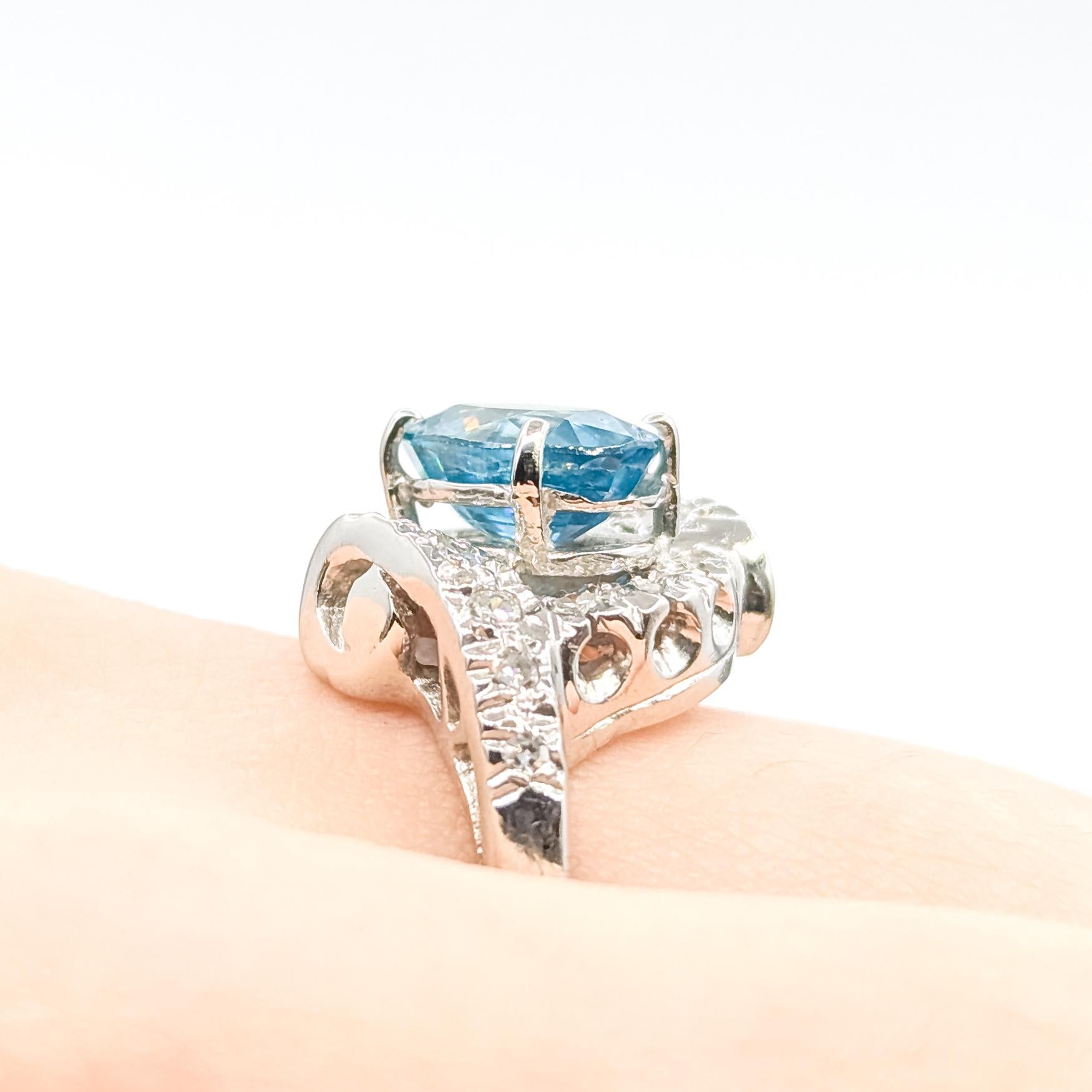 Taille ovale Bague bypass en zircon et diamant en 14k en vente