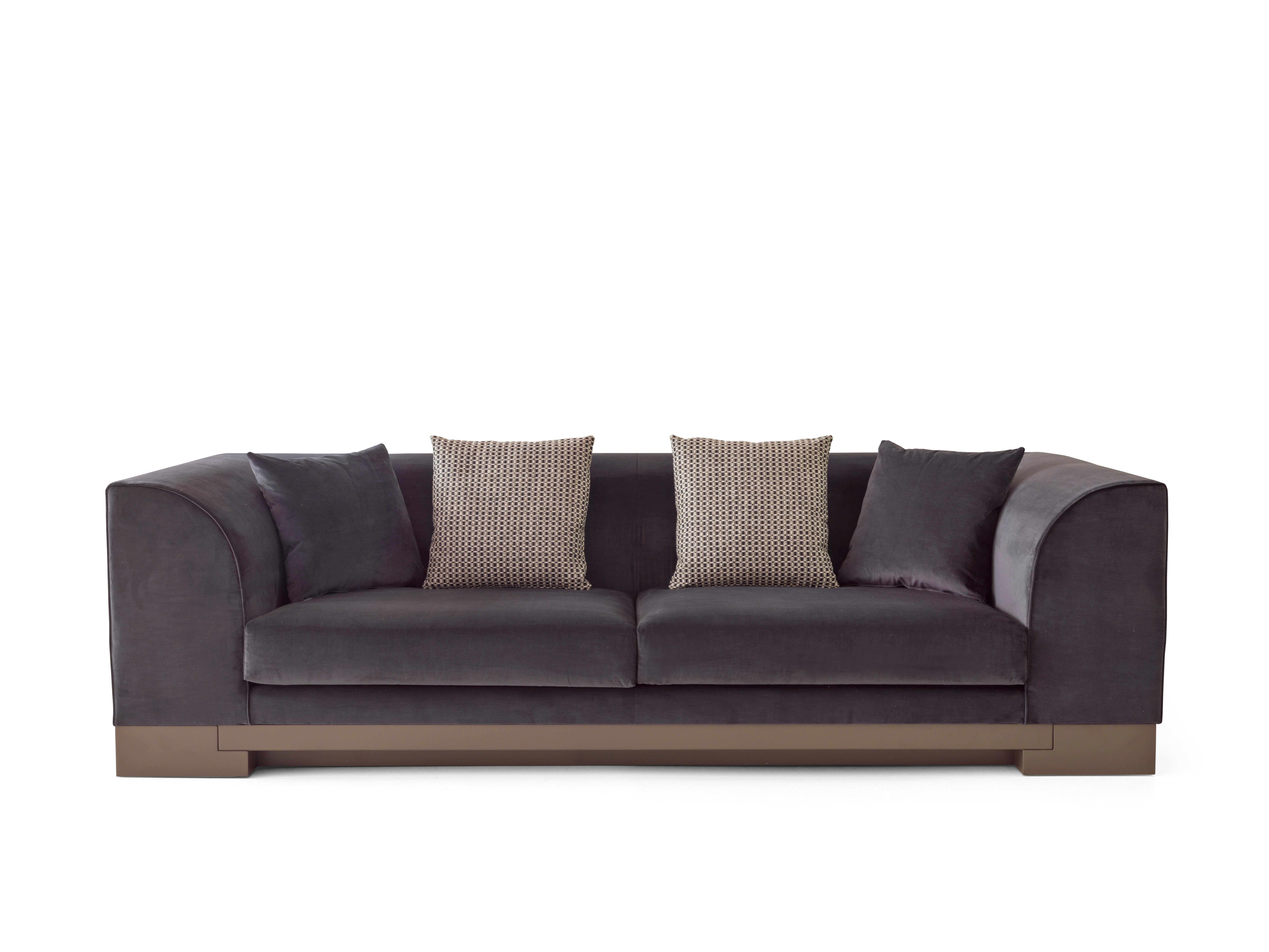 Canapé Byron 5010 de Redeco
Dimensions : L 260 x P 101 x H 73 cm
Matériaux : Structure en bois paddée de mousse de polyuréthane de différentes densités. Coussins d'assise paddés en mousse de polyuréthane. Pré-rembourrage en ouate de polyester,