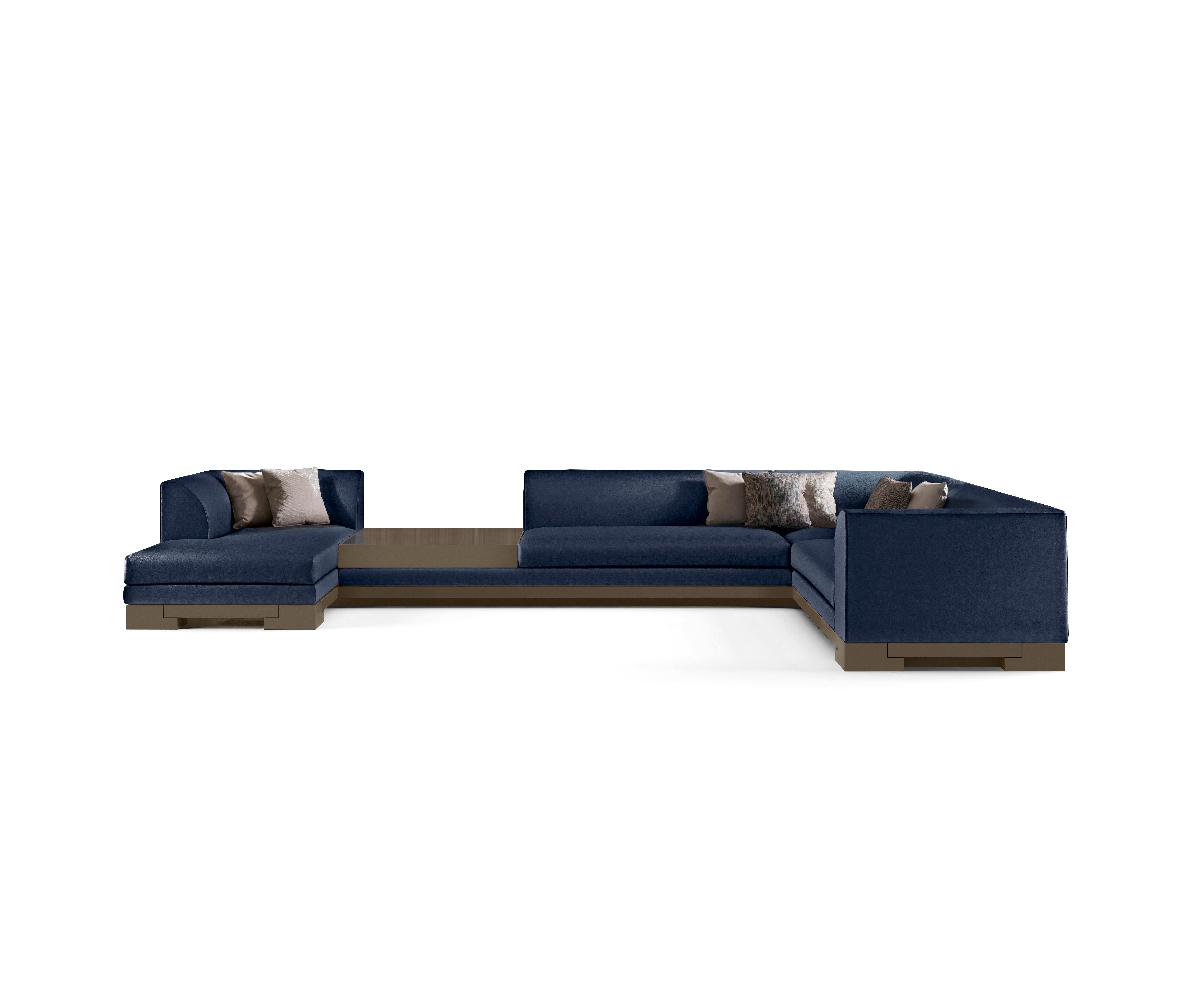 Canapé Byron 5012 de Redeco
Dimensions : L 465/289/174 x P 101 x H 73 cm
Matériaux : Structure en bois paddée de mousse de polyuréthane de différentes densités. Coussins d'assise paddés en mousse de polyuréthane. Pré-rembourrage en ouate de