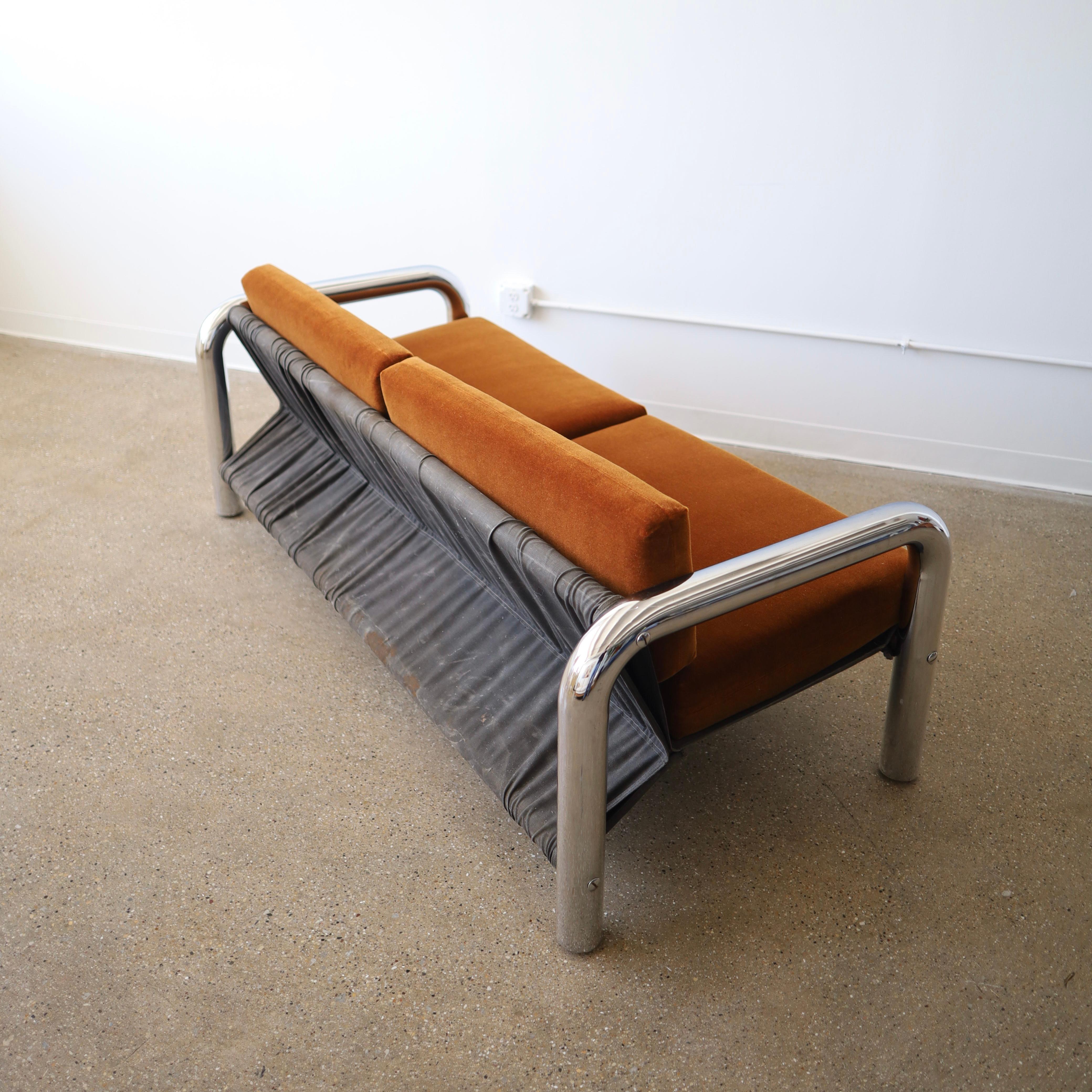 per Lande, USA. Questo pezzo è stato completamente rivestito in mohair, ma presenta un'usura appropriata all'età delle cromature e un'usura significativa dell'imbragatura in tela (nella foto).