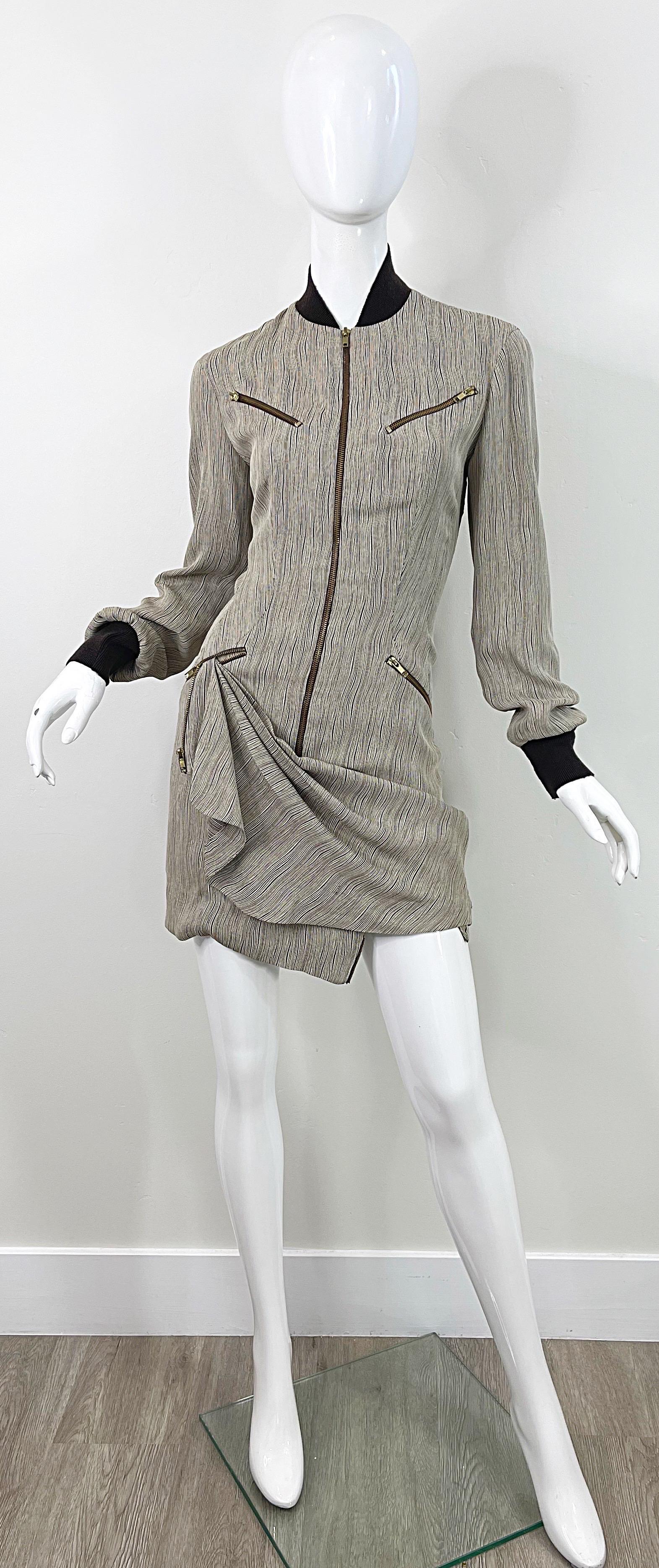 ¡Avant Garde BYRON LARS minivestido de rayón marrón y tostado de manga larga con cremallera ! Cremallera delantera con dobladillo asimétrico. Cuello y puño de la manga marrones. Combínalo con tacones o botas. 
En perfecto estado 
Fabricado en