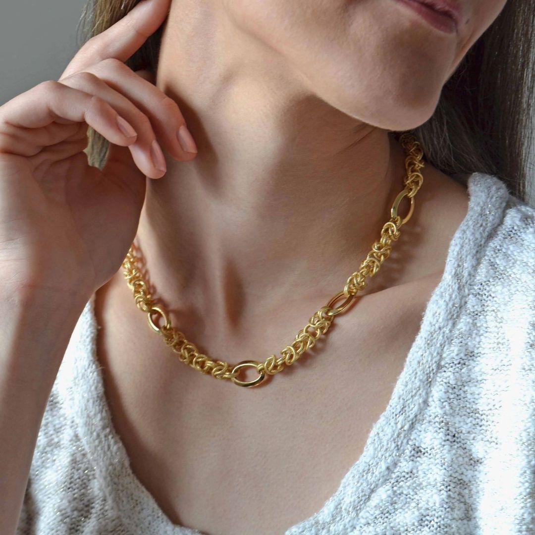 Un cenno moderno a un'artigianalità senza tempo. Questa collana reimmagina la bellezza intricata del classico braccialetto in stile bizantino in un design a catena audace ma elegante. Realizzata a mano in Brasile con oro giallo 18 carati, ogni