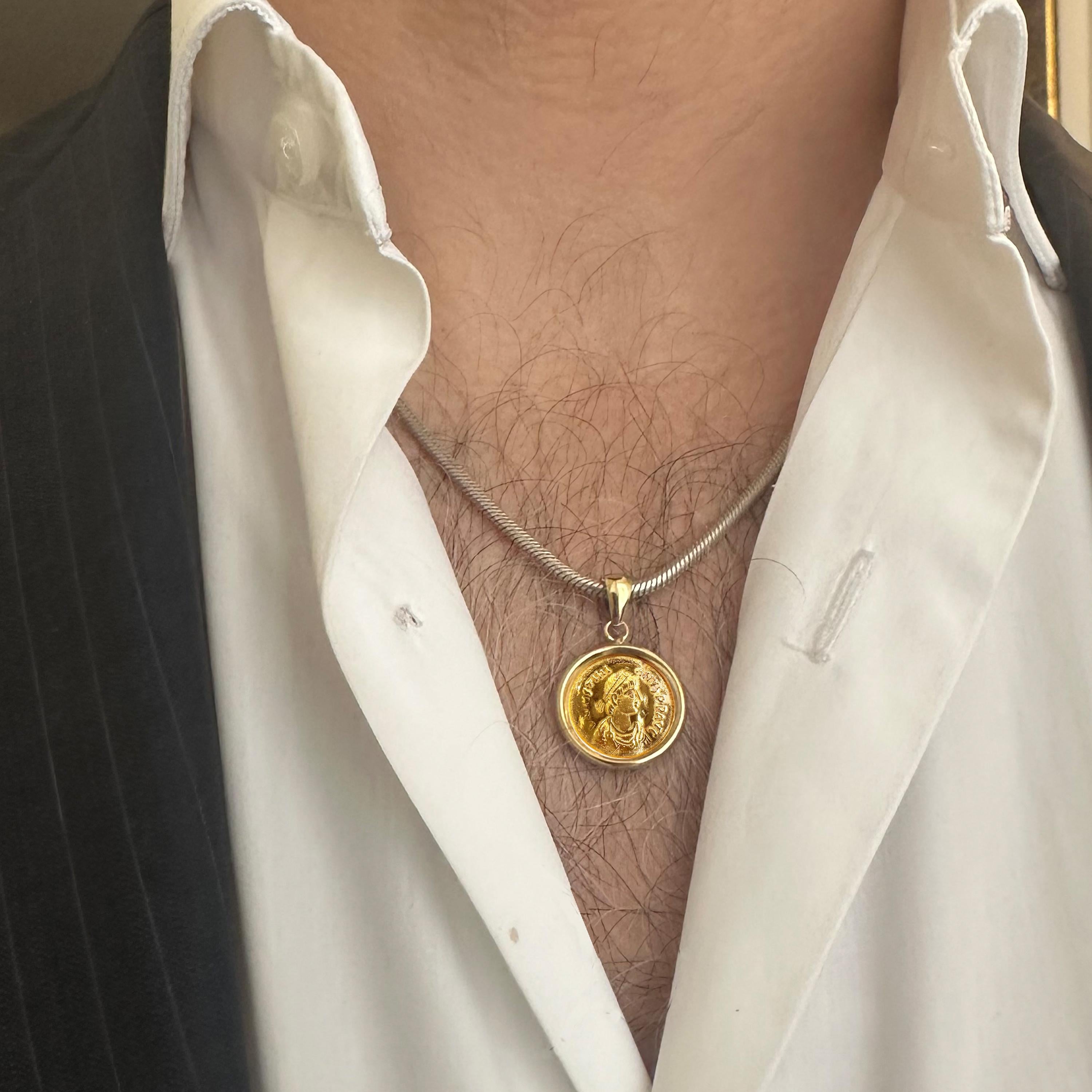 Pièce byzantine en or 24Kt 6ème cent. Pendentif AD 18 carats représentant l'empereur Justinien Ier Neuf à Roma, IT