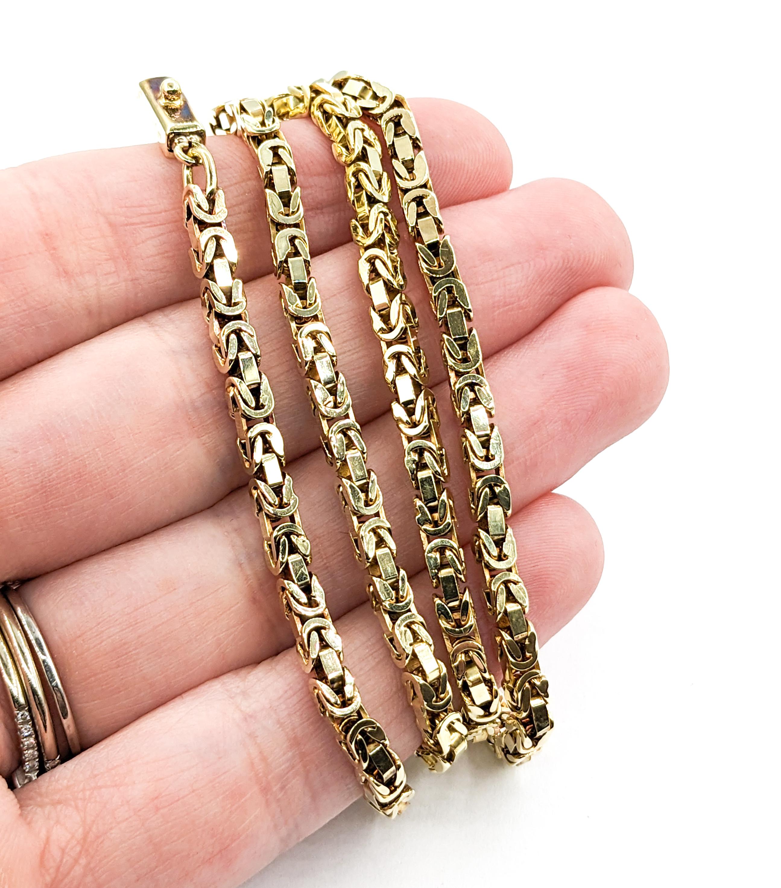 Byzantinische 3mm Halskette aus Gelbgold


Entdecken Sie die exquisite Handwerkskunst unserer Byzantinischen 3mm Halskette, die meisterhaft aus 14k Gelbgold gefertigt ist. Diese luxuriöse Halskette mit ihrem filigranen byzantinischen Design ist ein