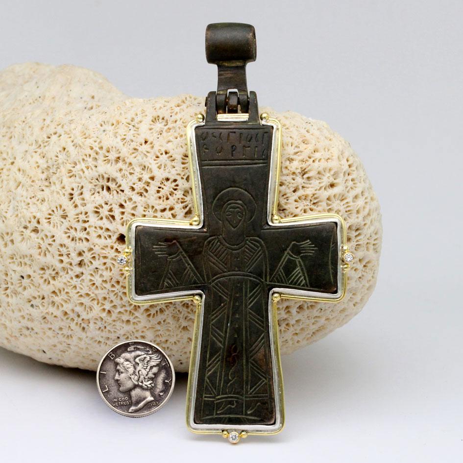 Byzantinisches 8-11. Jahrhundert Große Bronzereliquery Kreuz-Diamanten Silber 18K Gold  (Rosenschliff) im Angebot