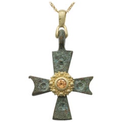 Antikes byzantinisches Kreuz aus 18 Karat Gold mit gelbem Saphir '#3b'